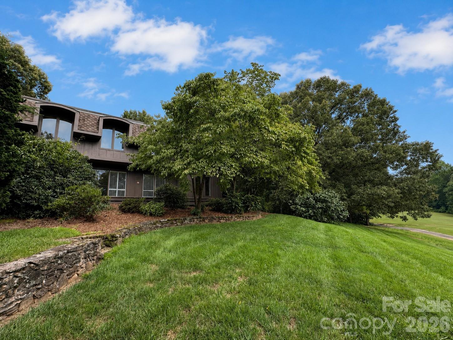 4821 Elmhurst Drive NE — Hickory