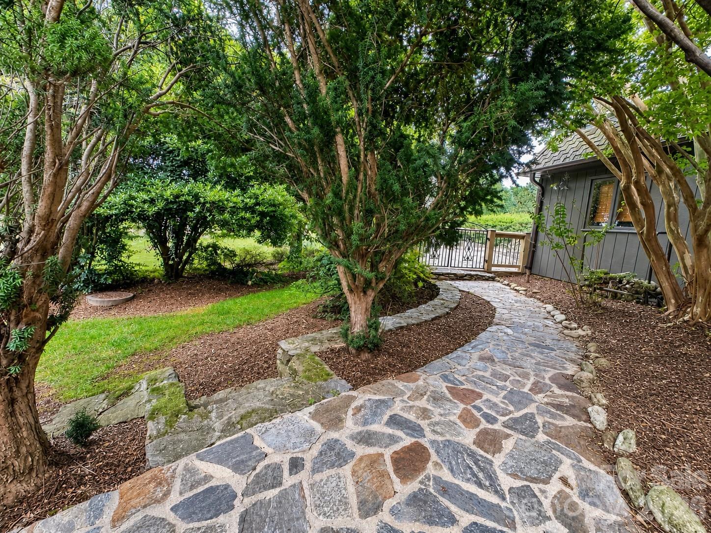 4821 Elmhurst Drive NE — Hickory