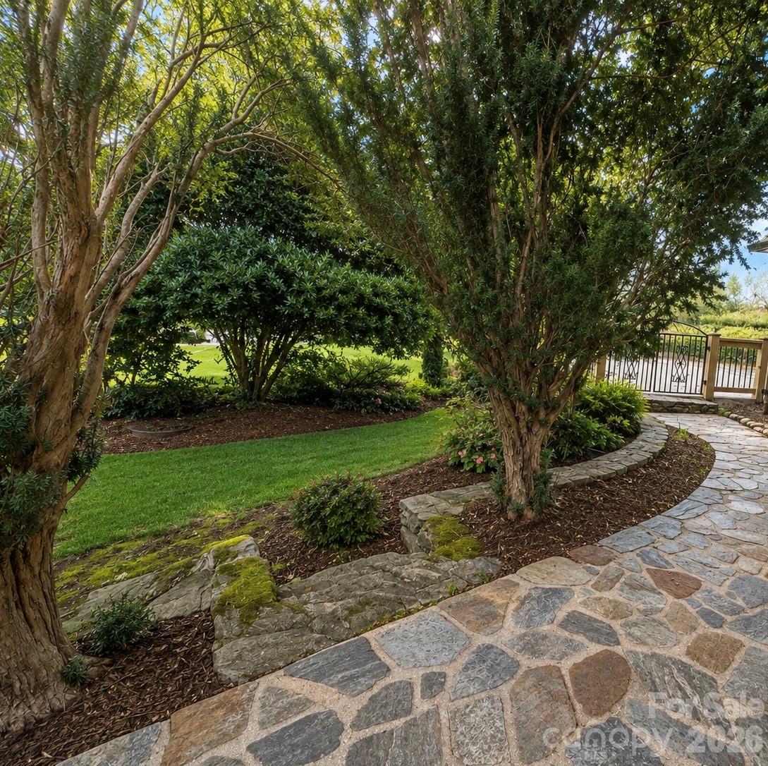 4821 Elmhurst Drive NE — Hickory