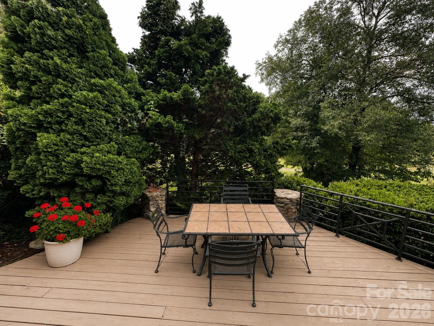 4821 Elmhurst Drive NE — Hickory