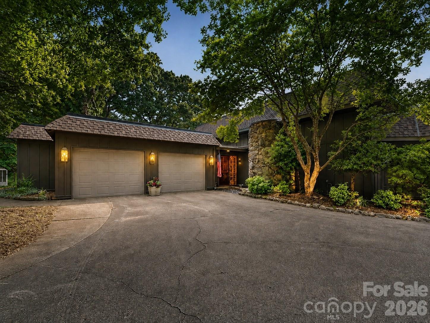 4821 Elmhurst Drive NE — Hickory