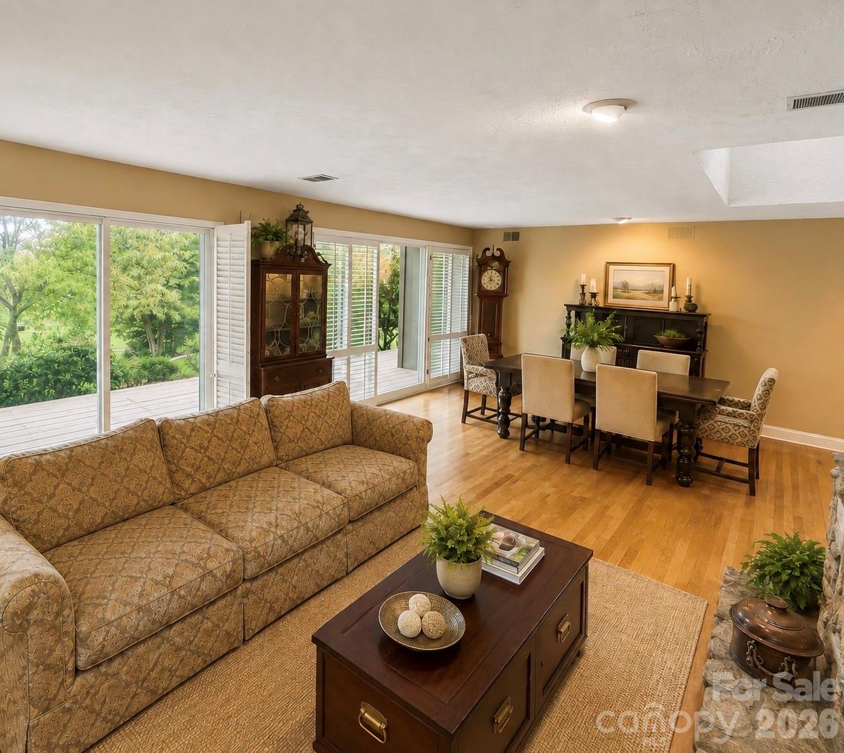 4821 Elmhurst Drive NE — Hickory