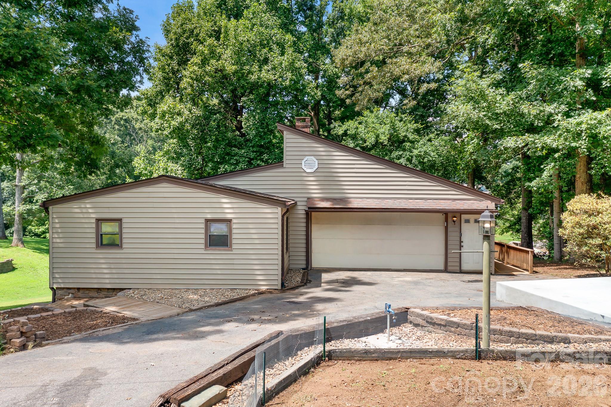 7224 Right Angle Street — Sherrills Ford