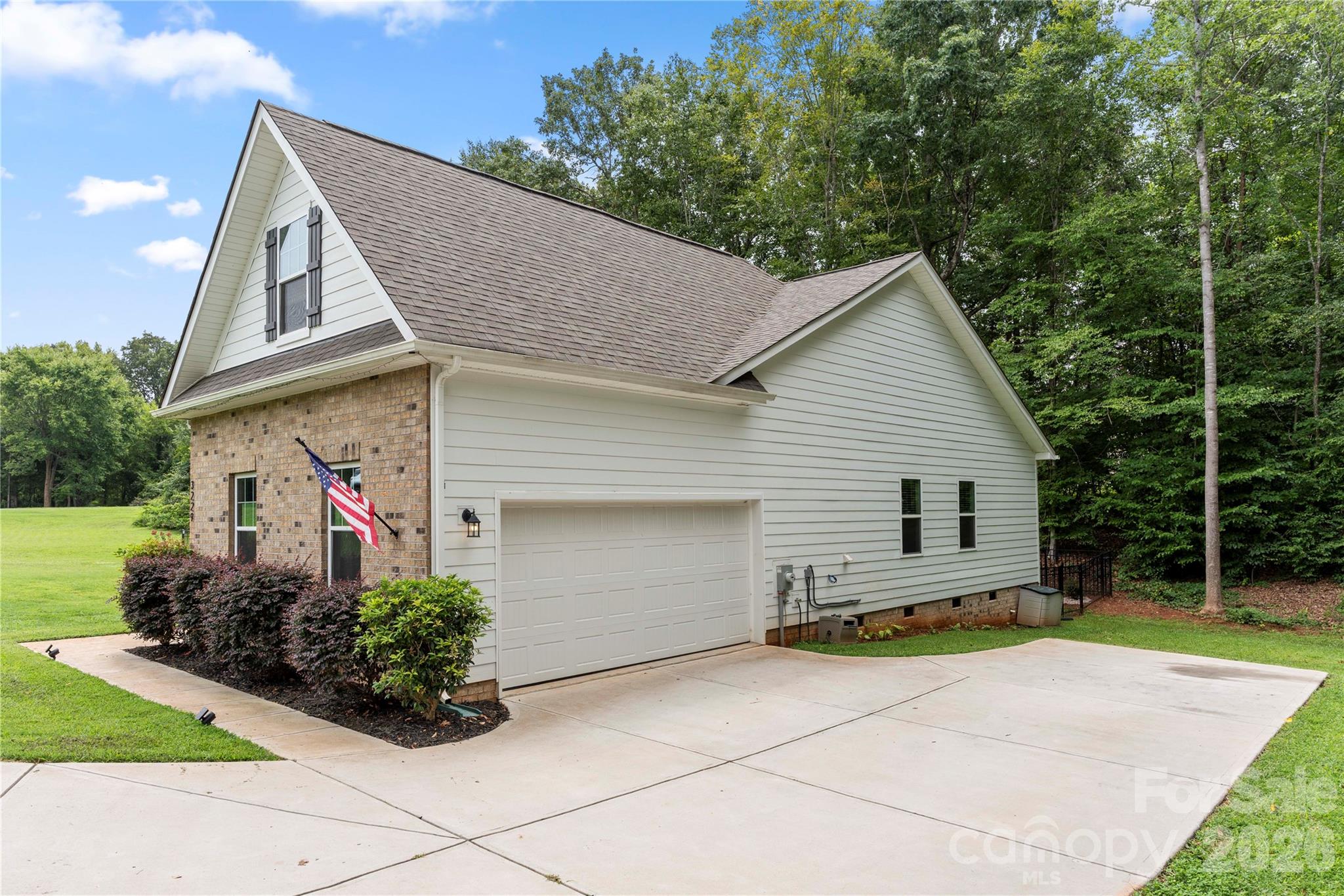 3229 Creek Bend Court — Sherrills Ford