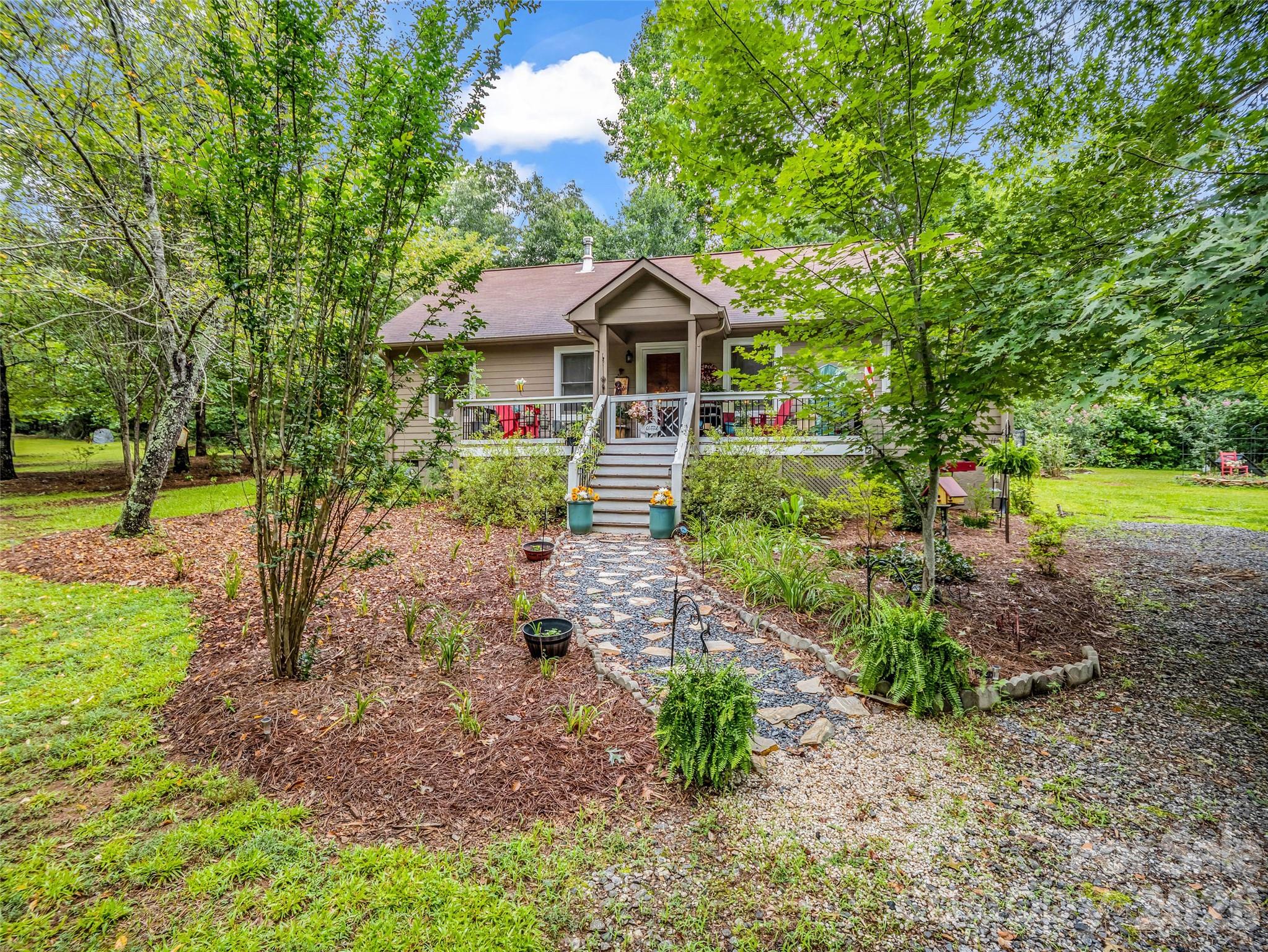 412 Whitestone Circle — Union Mills