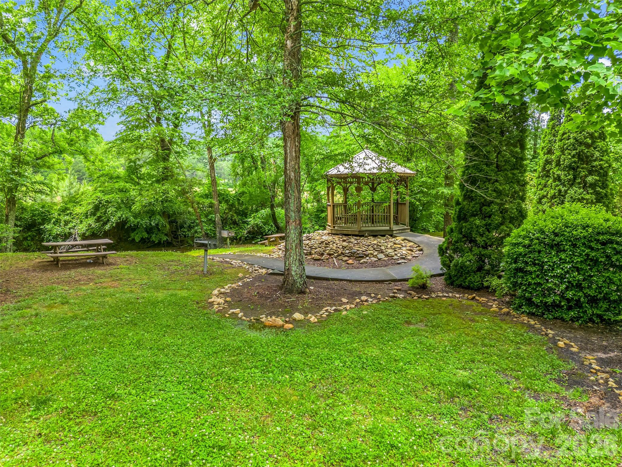 412 Whitestone Circle — Union Mills