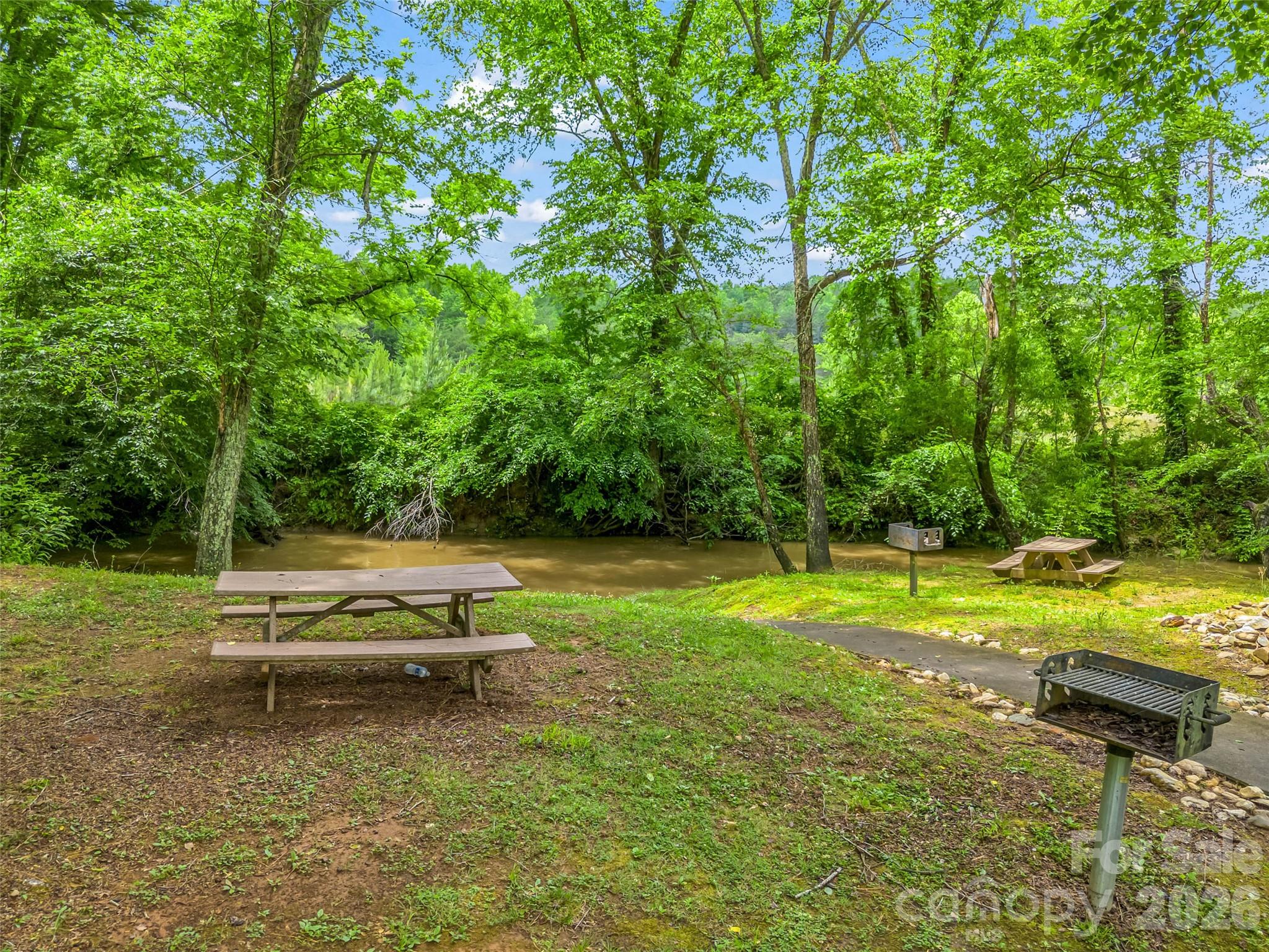 412 Whitestone Circle — Union Mills