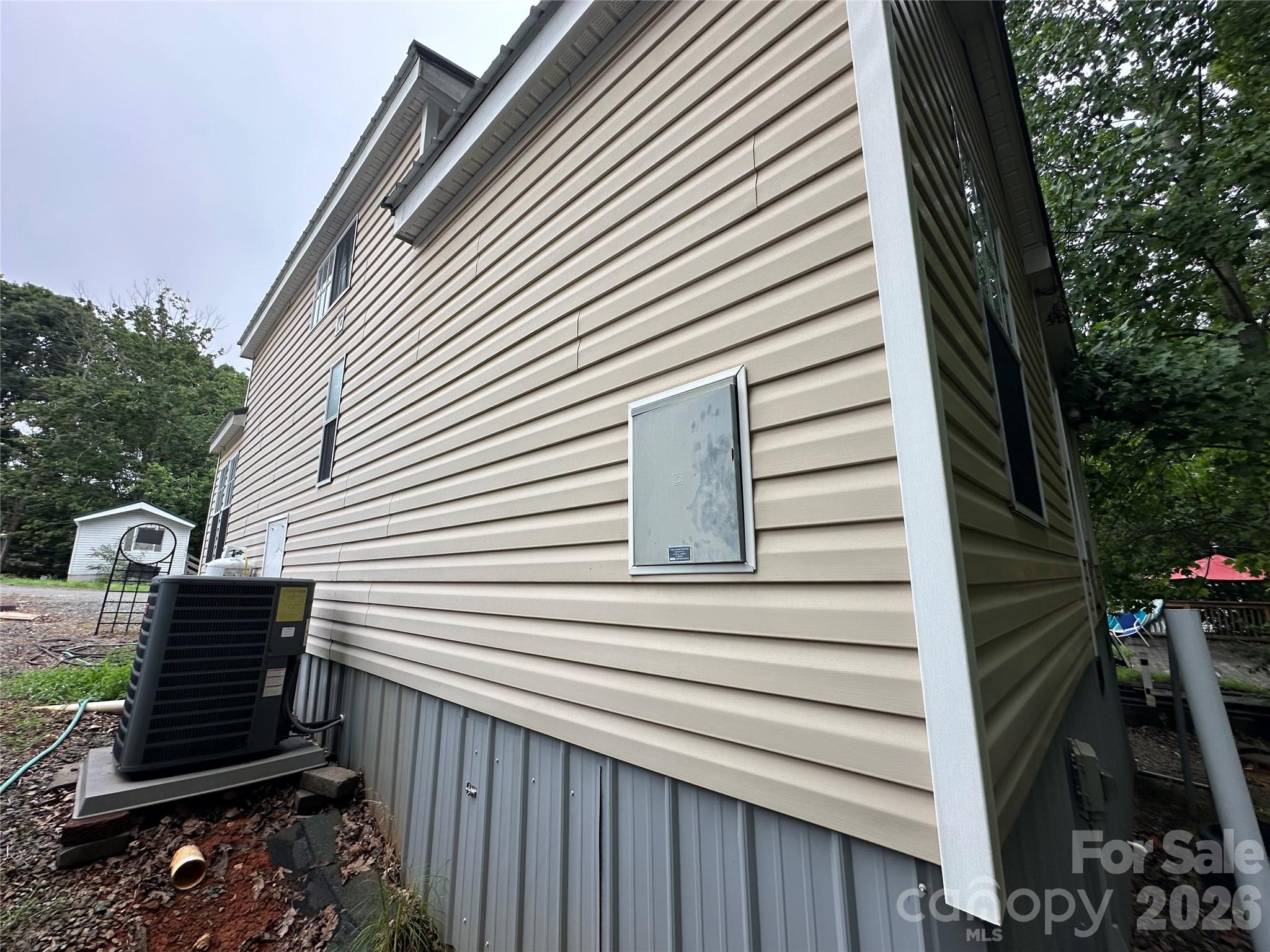 108 Hummingbird Circle — New London