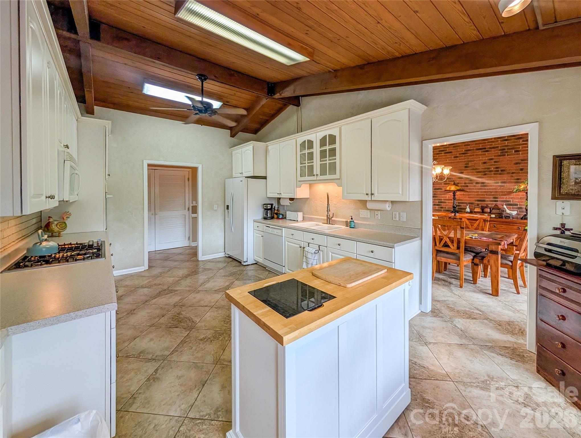520 Washburn Road — Spruce Pine