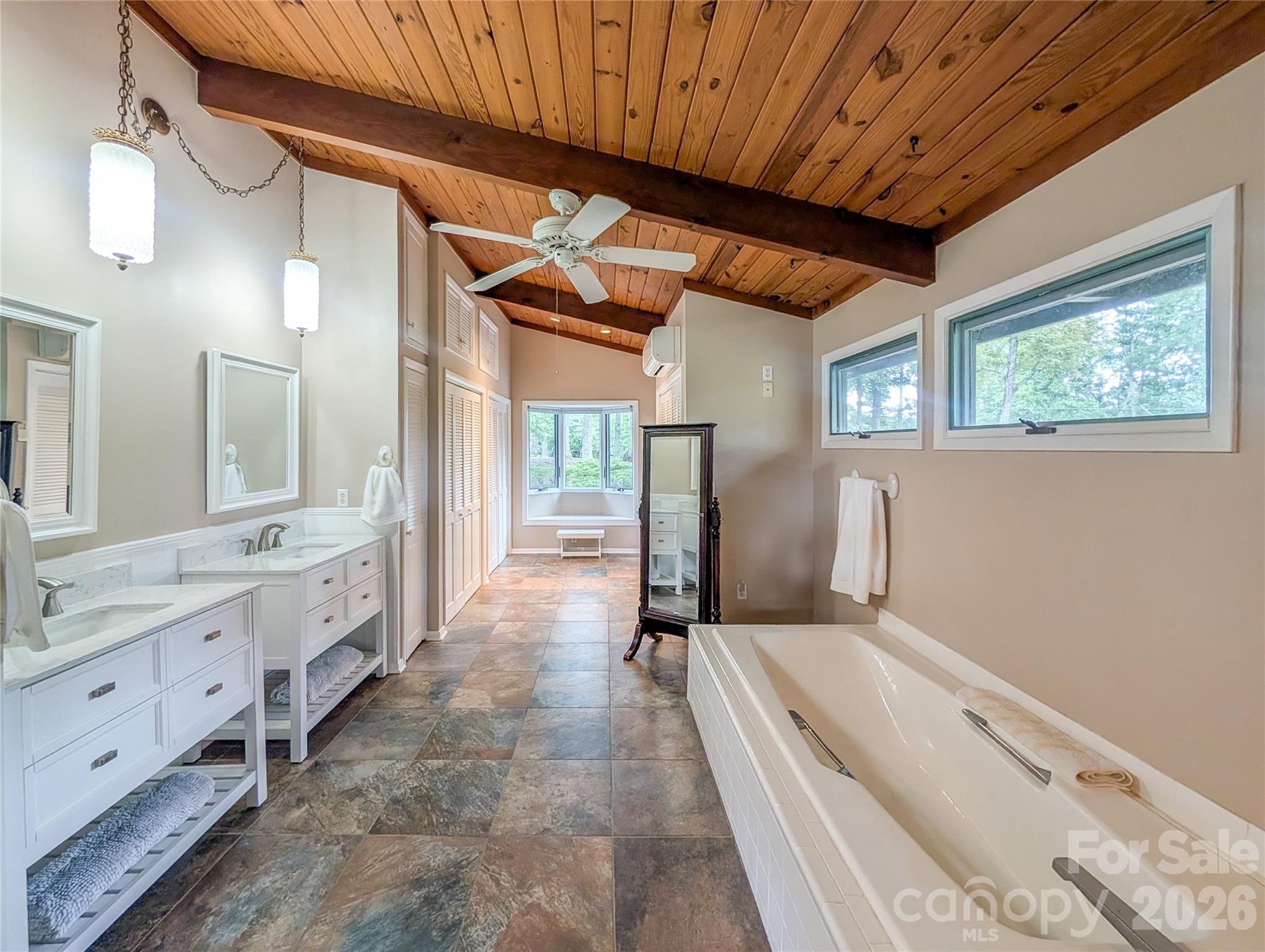 520 Washburn Road — Spruce Pine