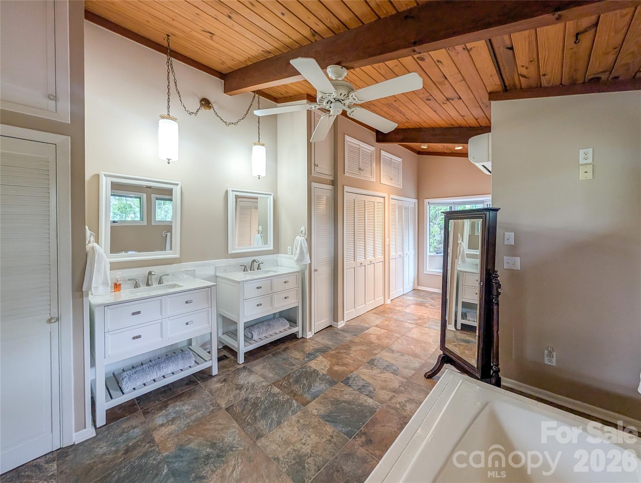 520 Washburn Road — Spruce Pine