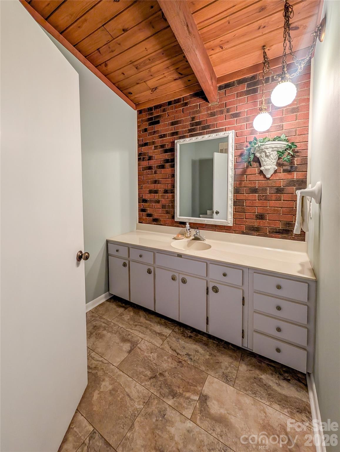 520 Washburn Road — Spruce Pine