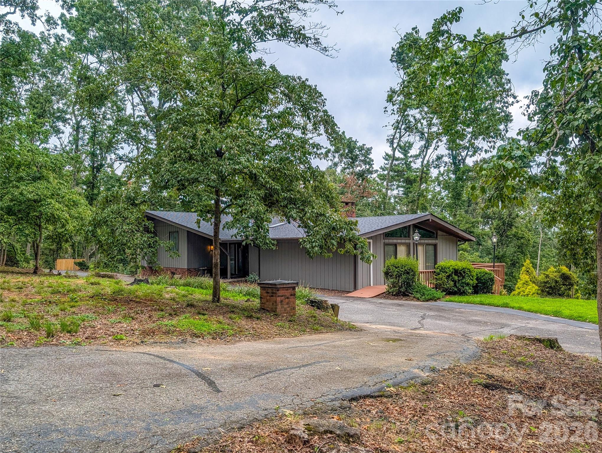 520 Washburn Road — Spruce Pine