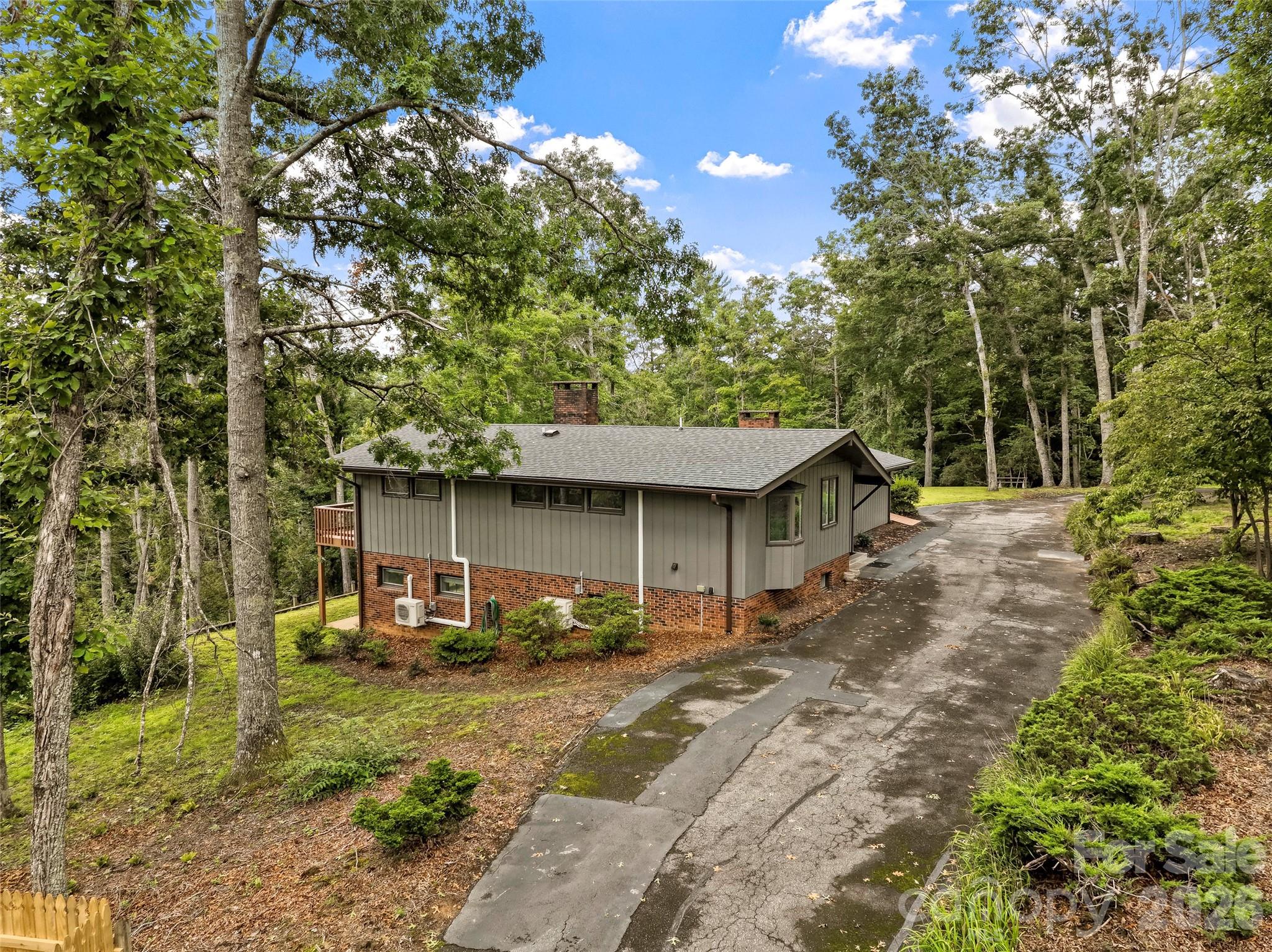 520 Washburn Road — Spruce Pine