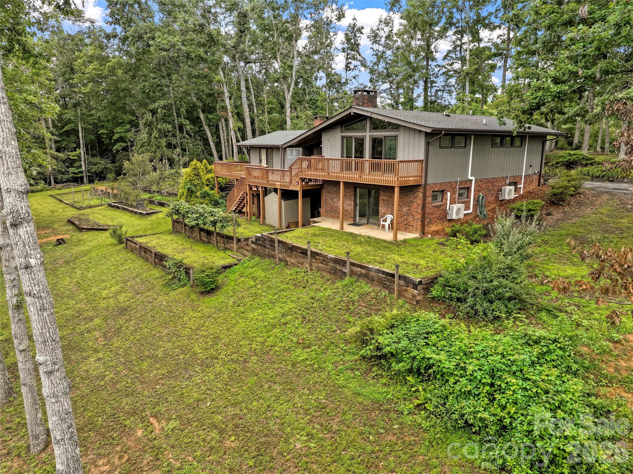 520 Washburn Road — Spruce Pine