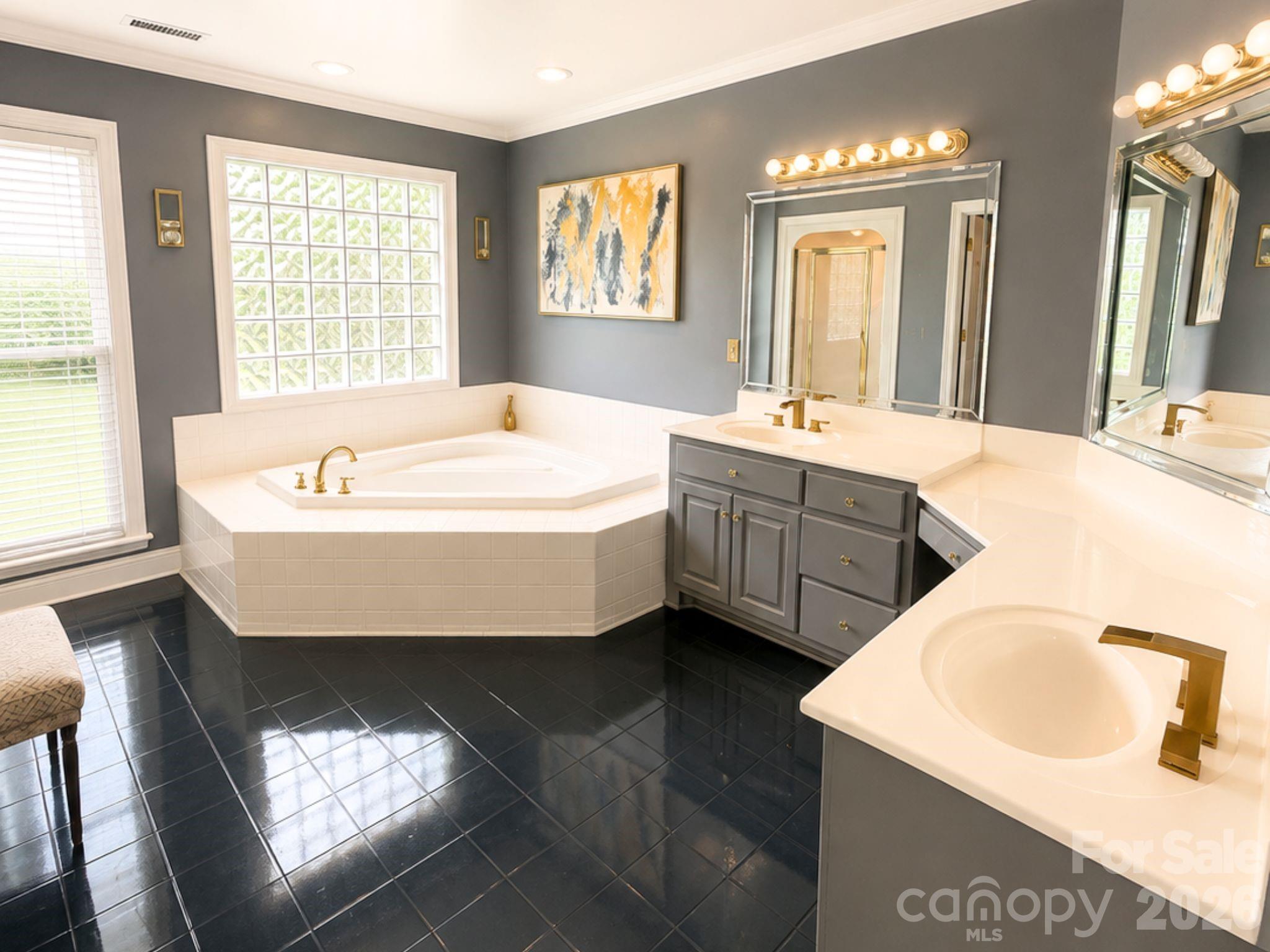 4215 3rd Street NW — Hickory