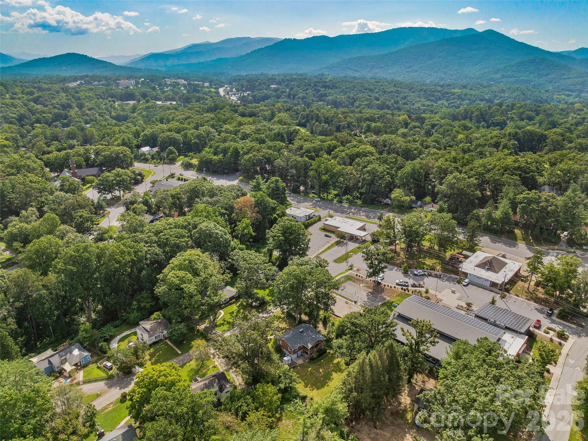 15 Lynnstone Court — Asheville