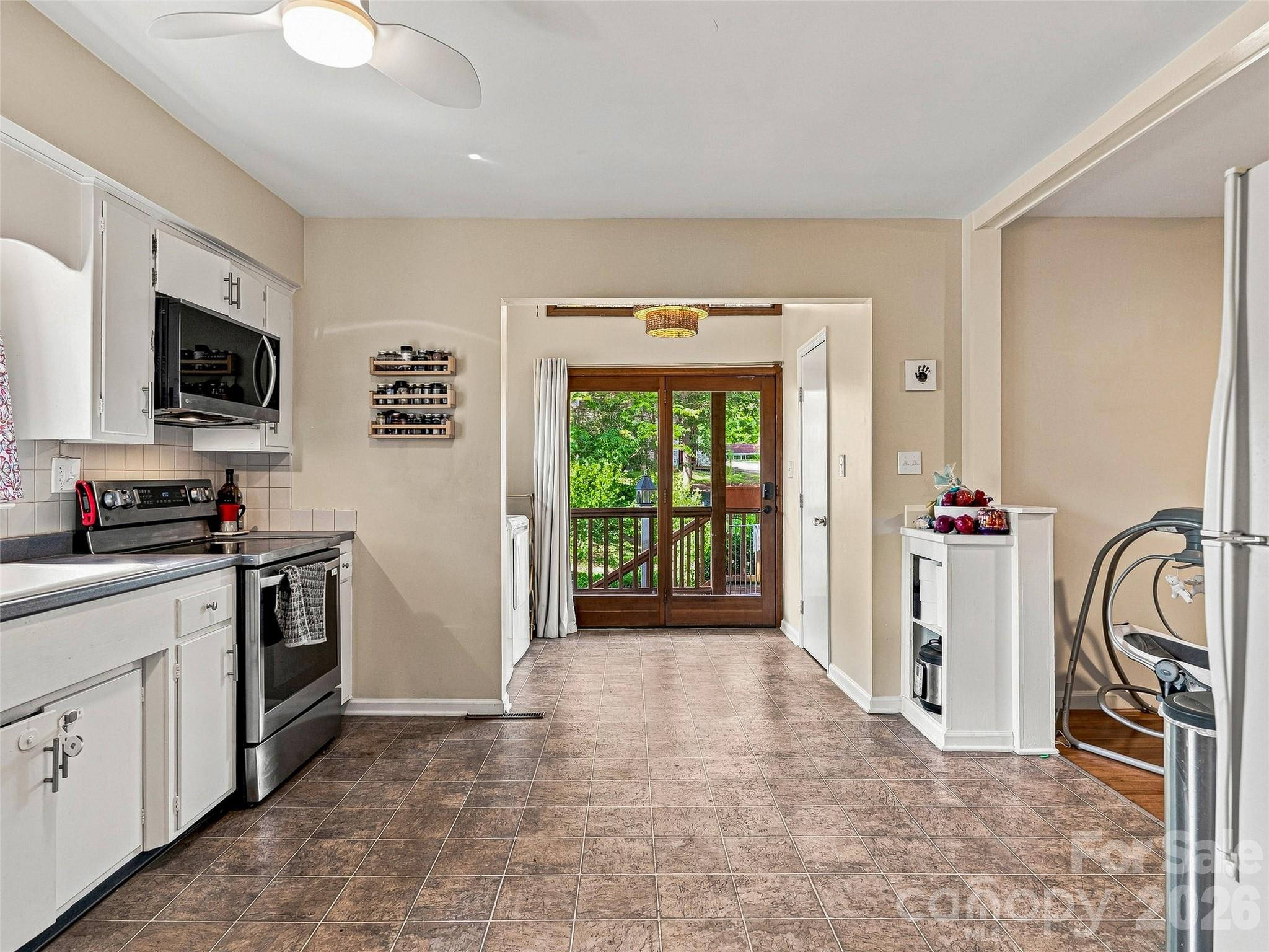 15 Lynnstone Court — Asheville