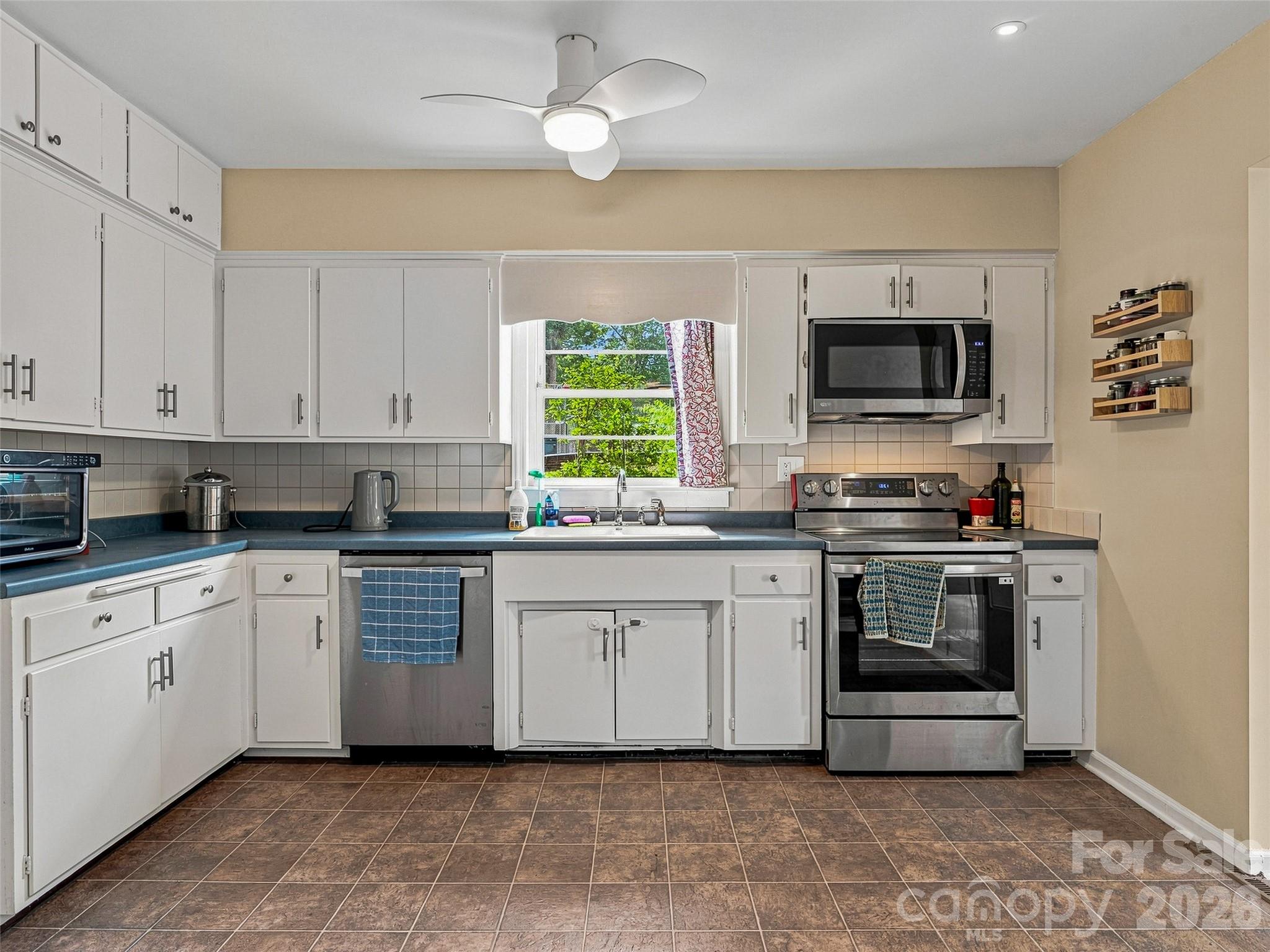 15 Lynnstone Court — Asheville