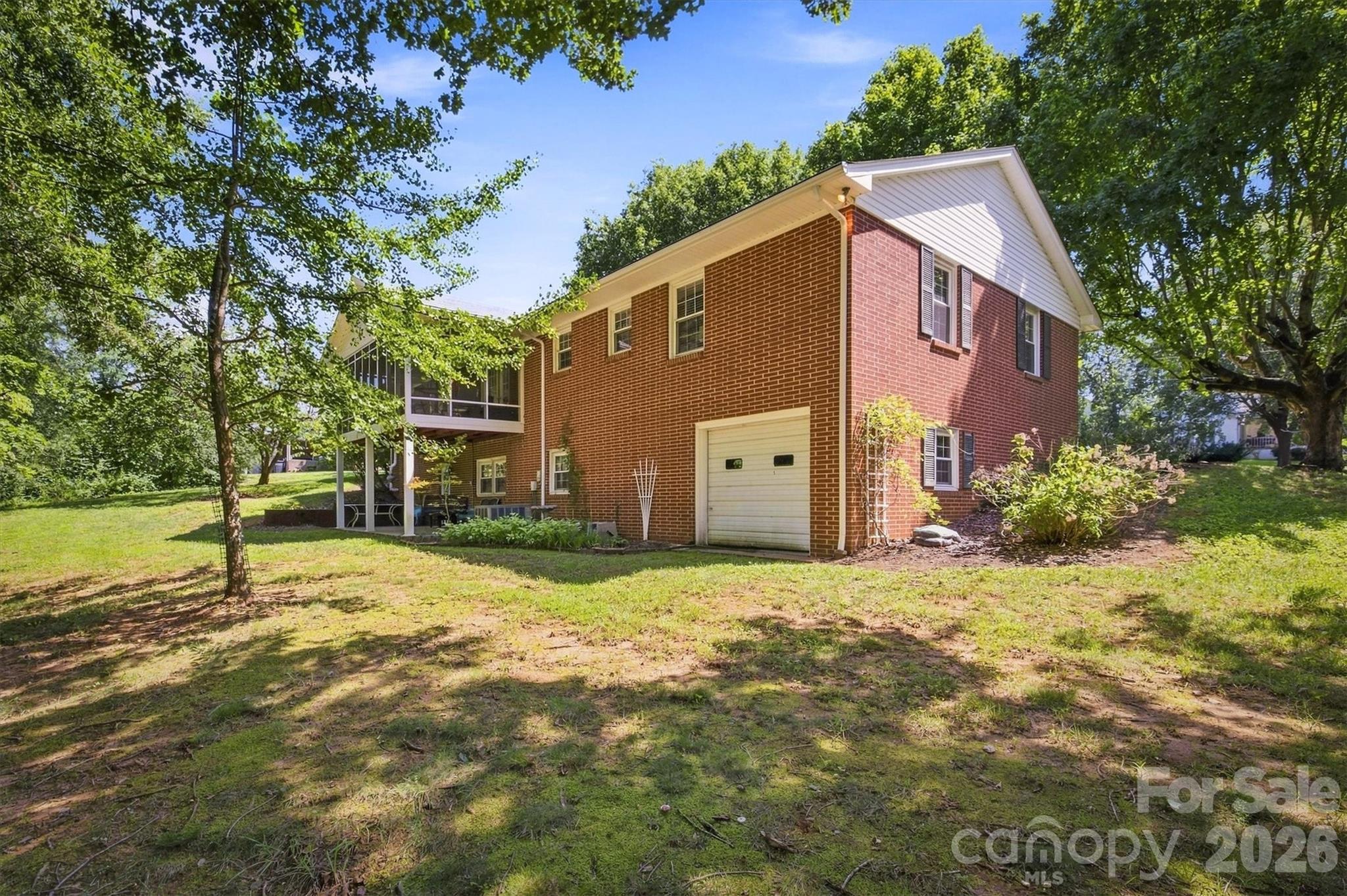 1009 Randolph Circle SE — Lenoir
