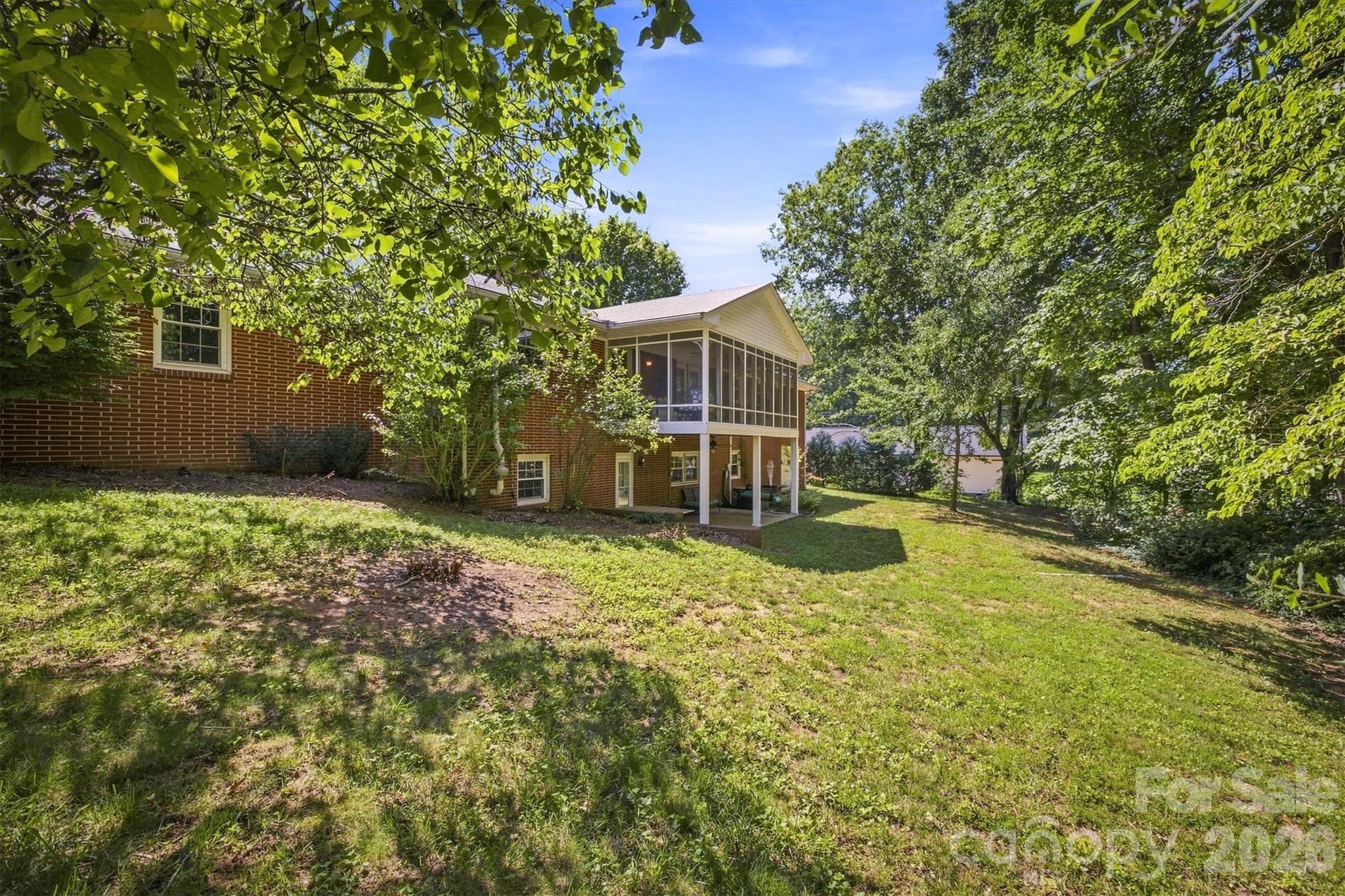 1009 Randolph Circle SE — Lenoir