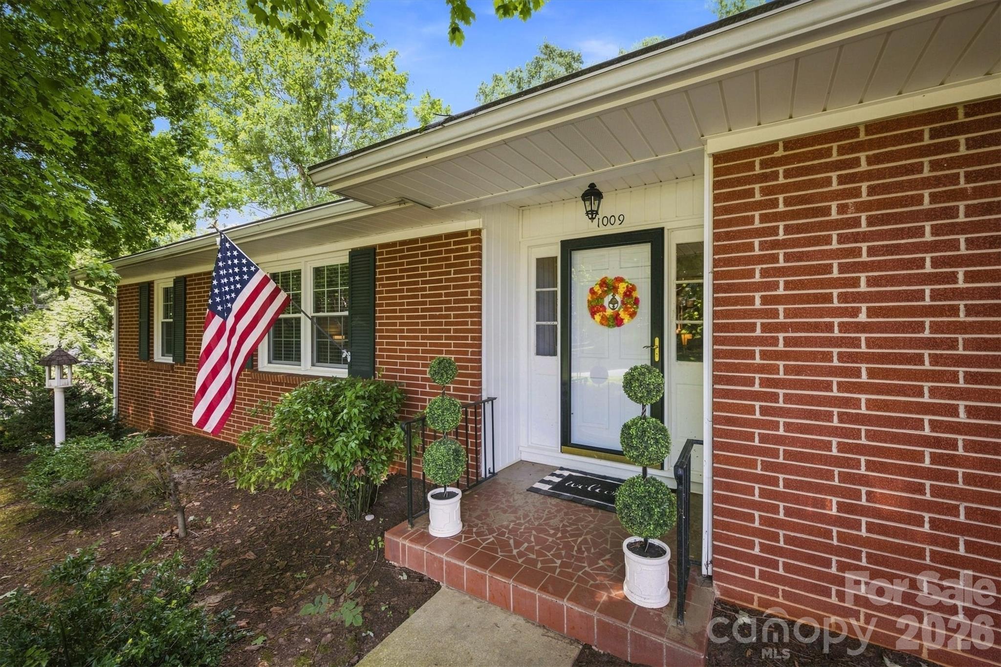 1009 Randolph Circle SE — Lenoir