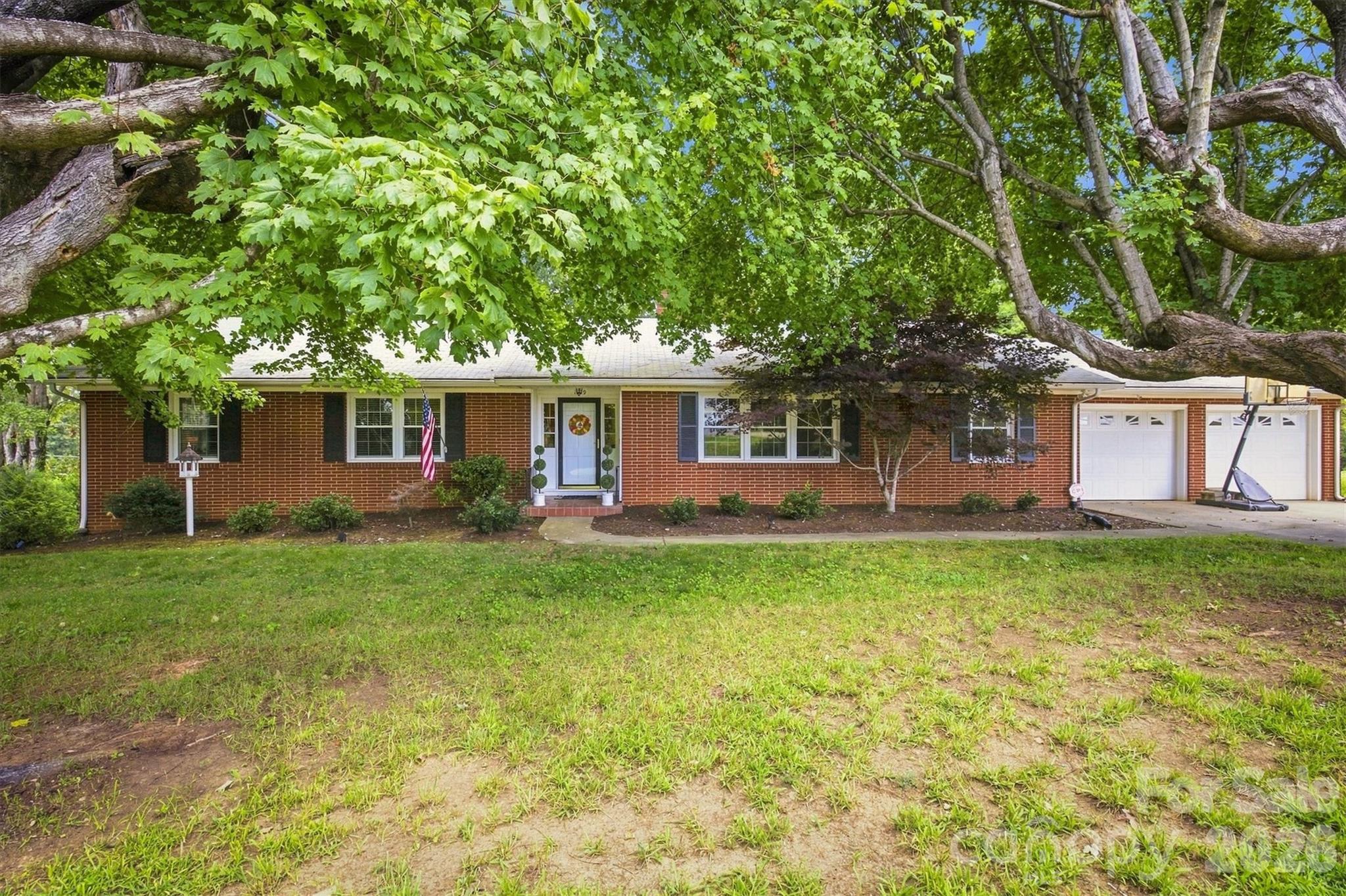 1009 Randolph Circle SE — Lenoir