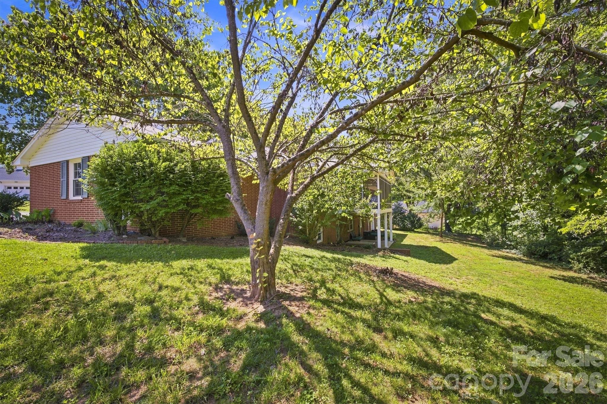 1009 Randolph Circle SE — Lenoir