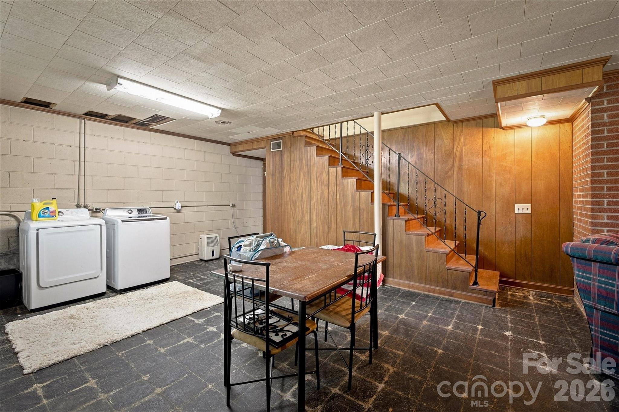 1009 Randolph Circle SE — Lenoir