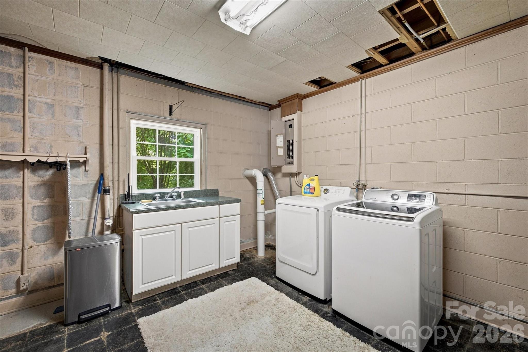 1009 Randolph Circle SE — Lenoir