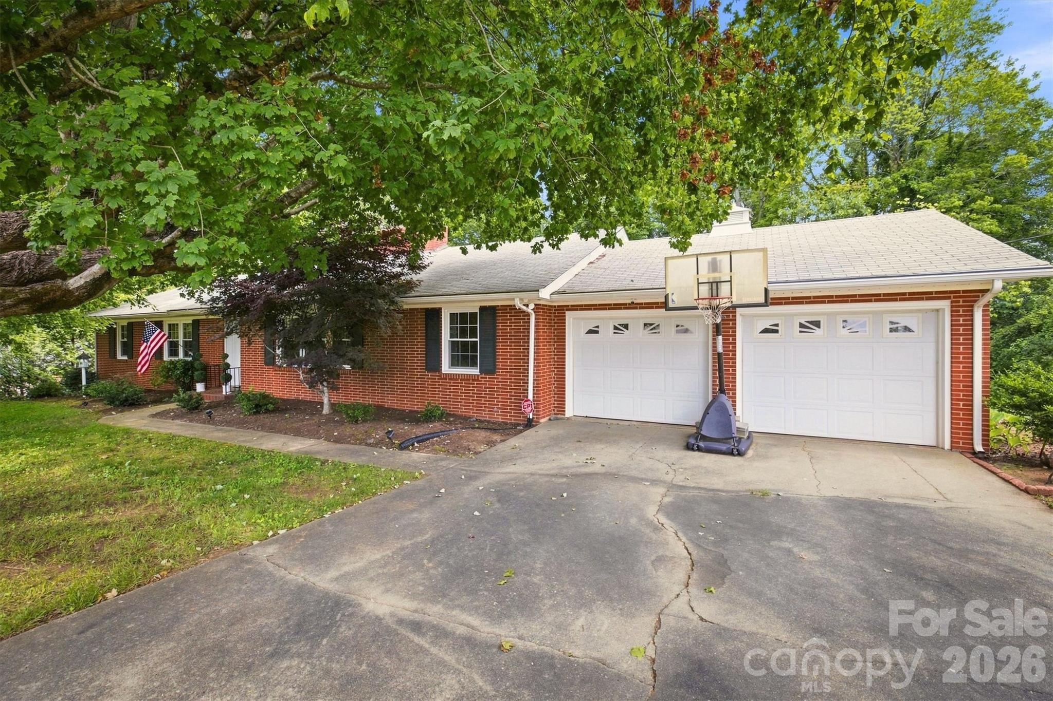 1009 Randolph Circle SE — Lenoir