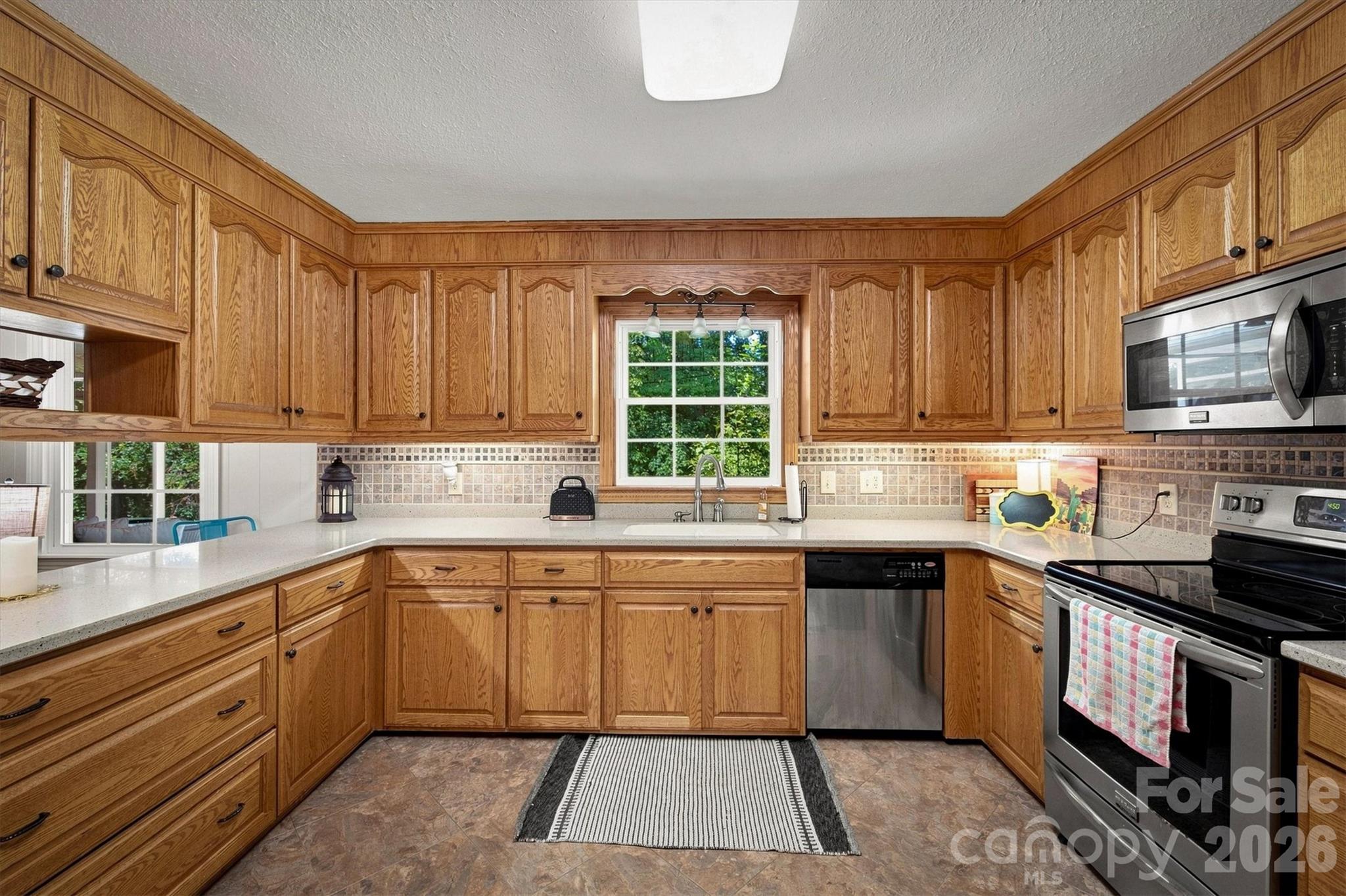 1009 Randolph Circle SE — Lenoir