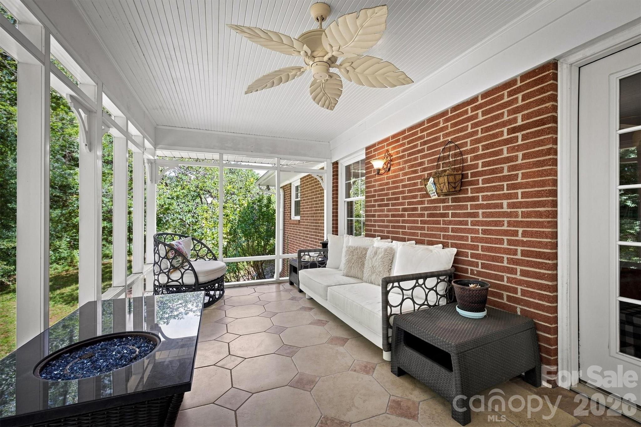 1009 Randolph Circle SE — Lenoir