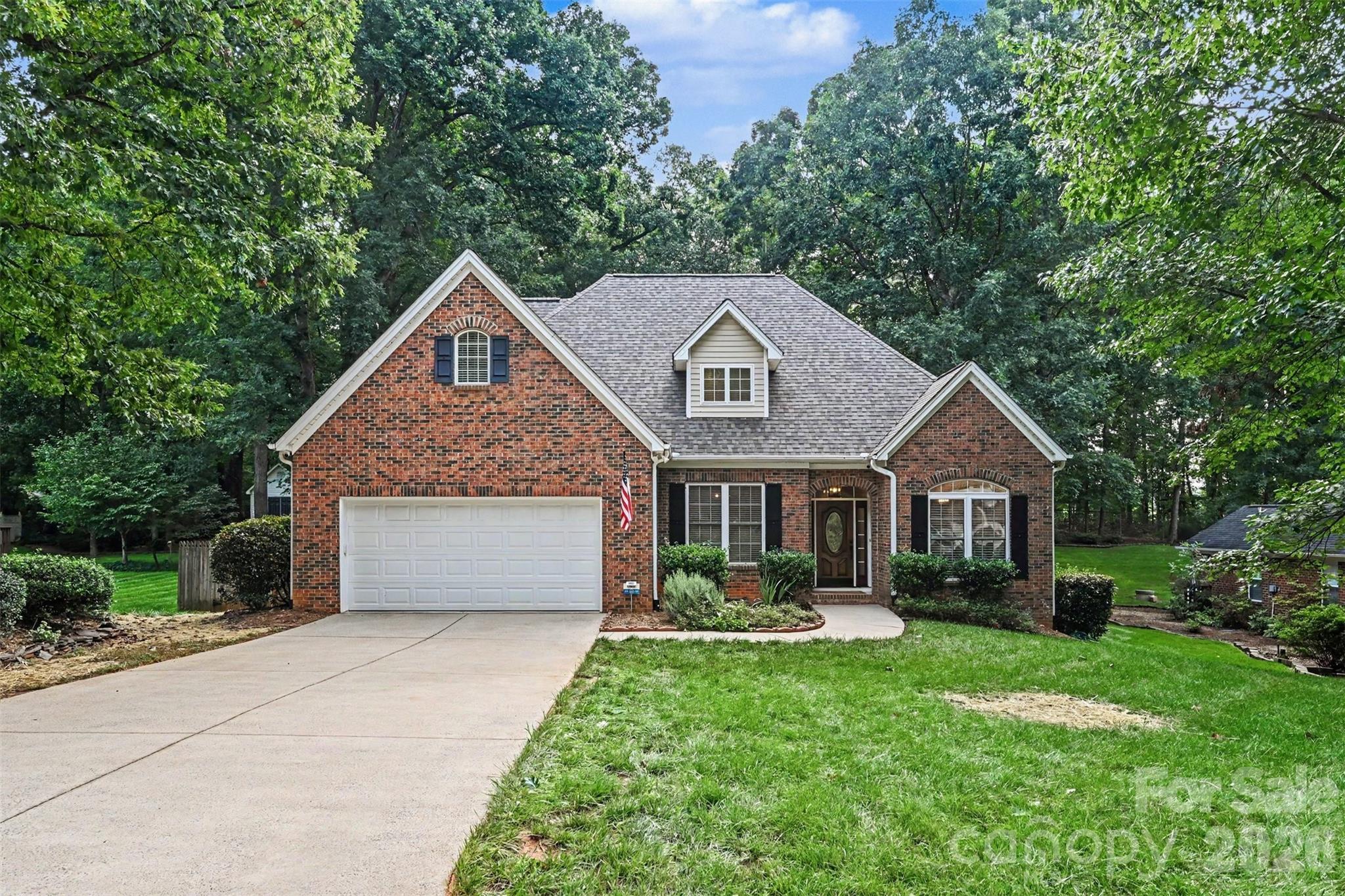 1928 Twin Ponds Drive — Hickory