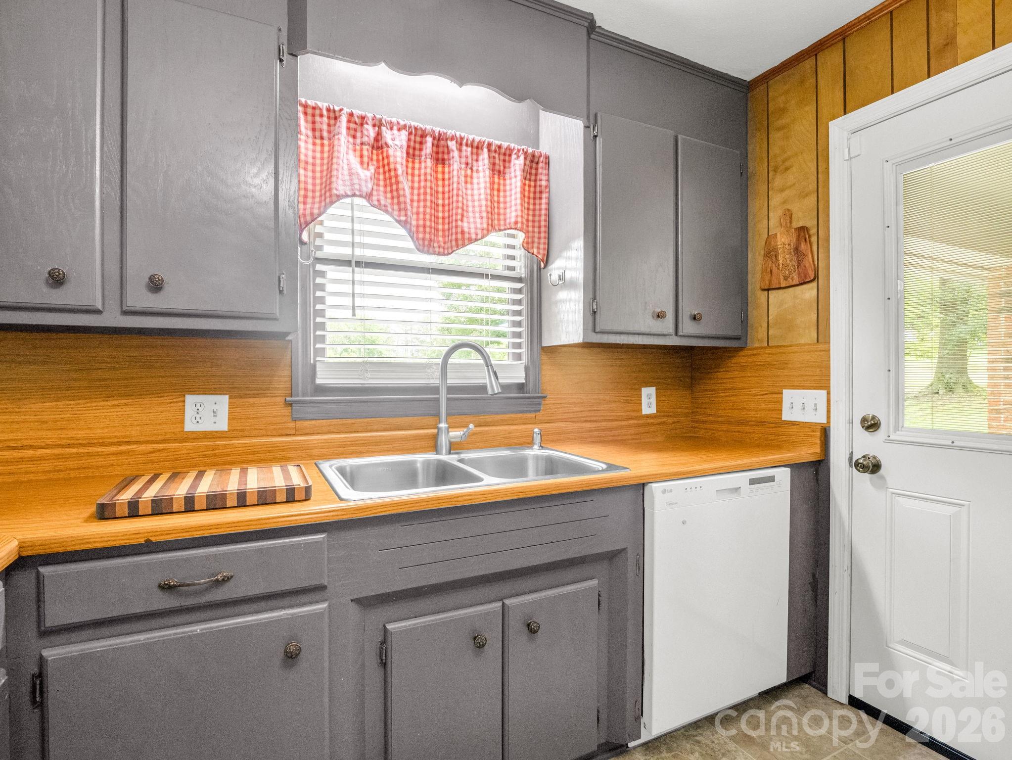 72 McEntire Road — Tryon