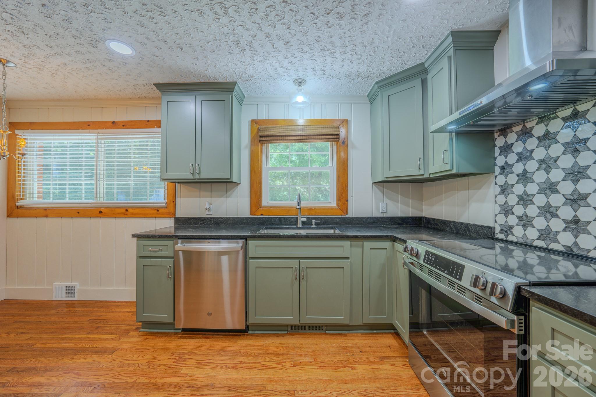 2150 Nc 80 Highway — Bakersville