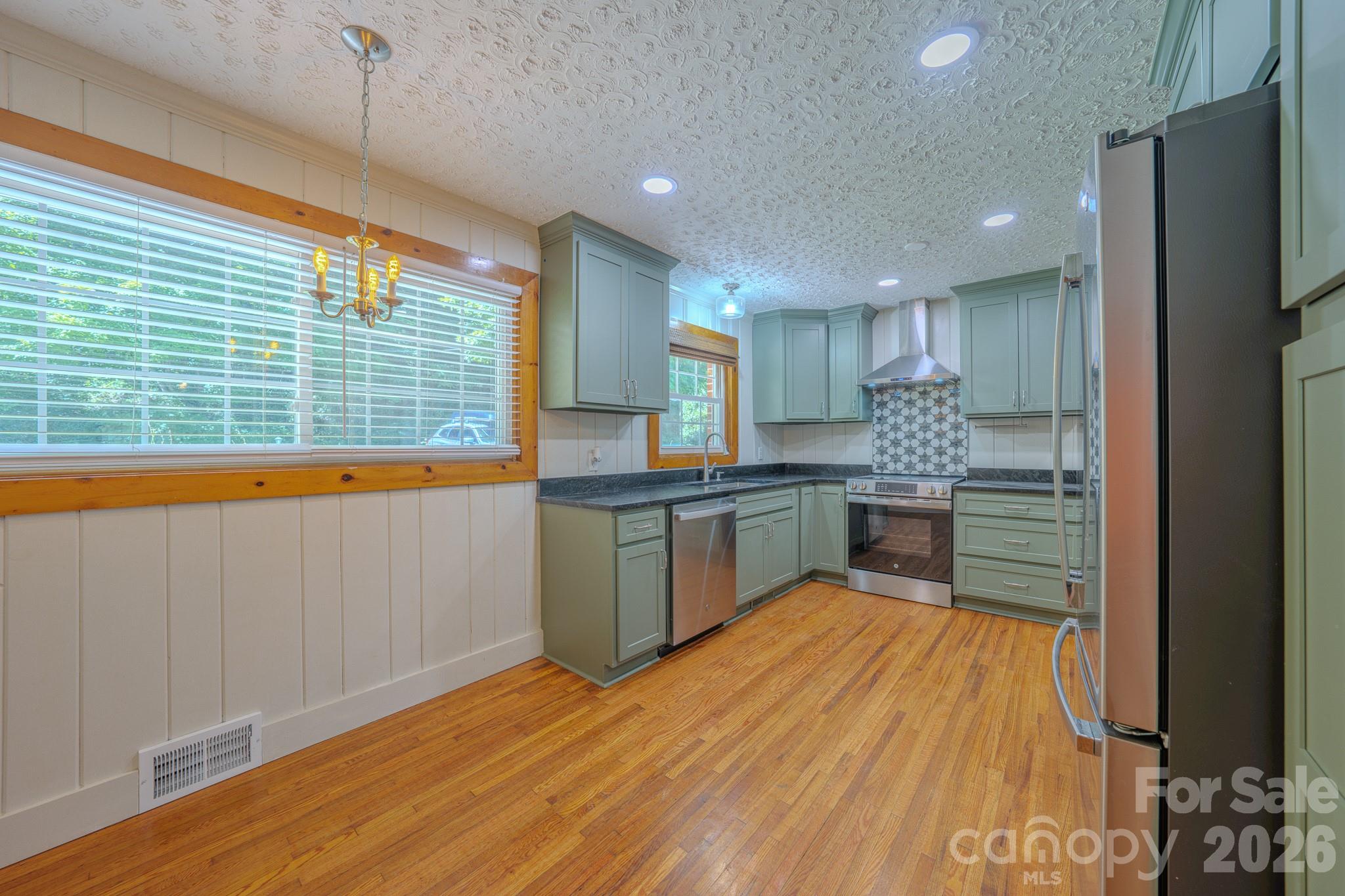 2150 Nc 80 Highway — Bakersville