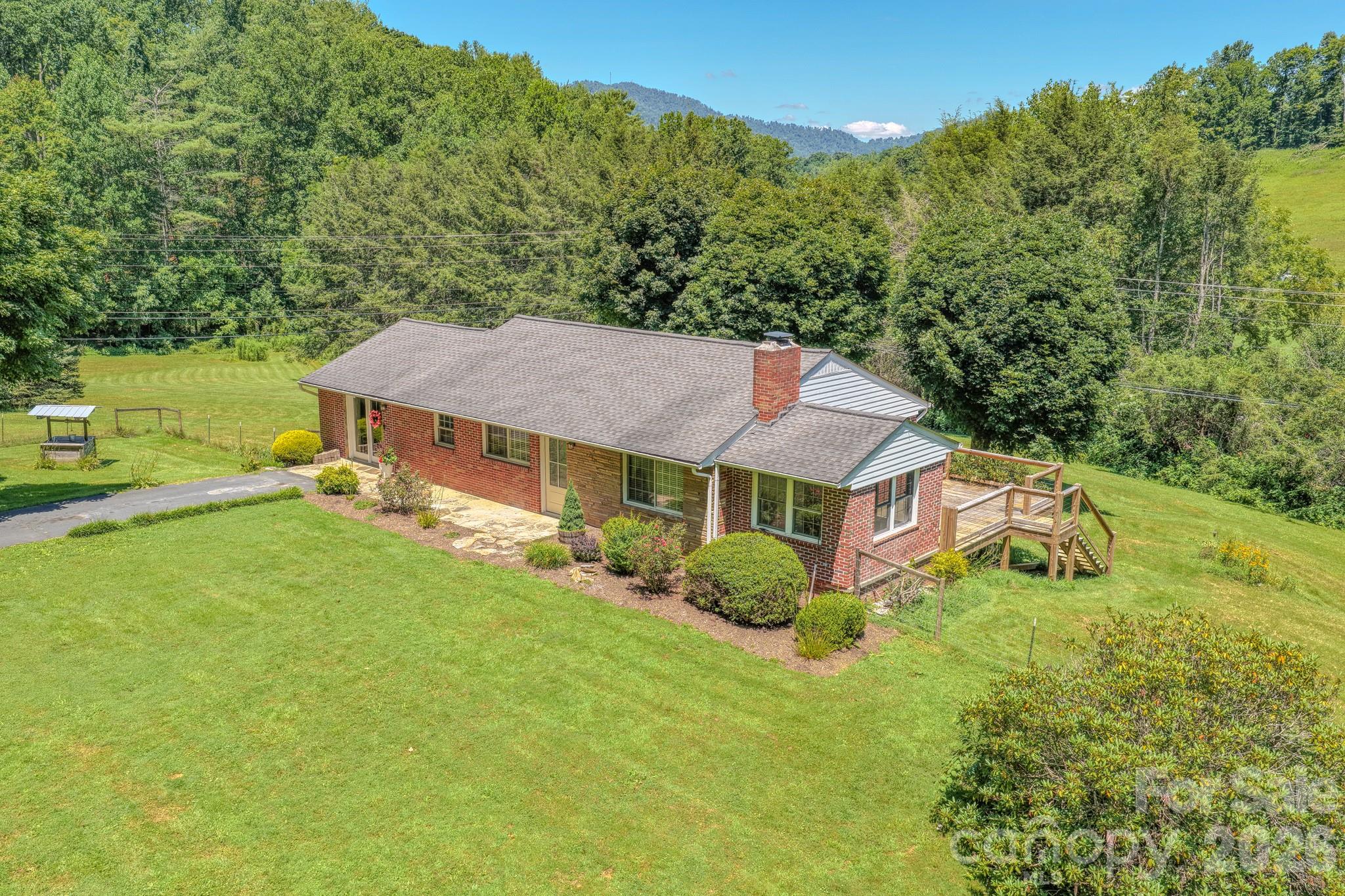 2150 Nc 80 Highway — Bakersville