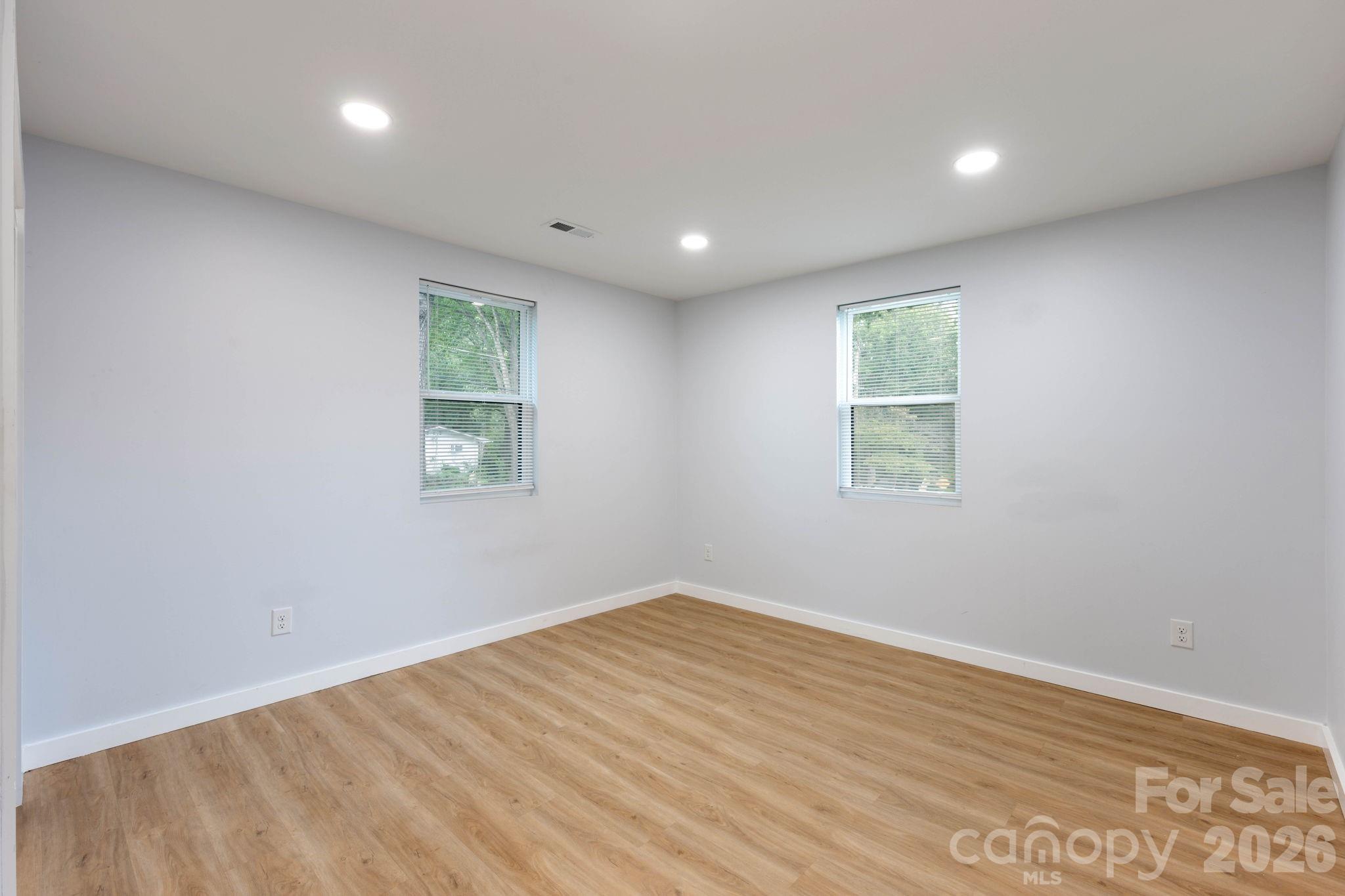 615 E Saunders Avenue — Newton