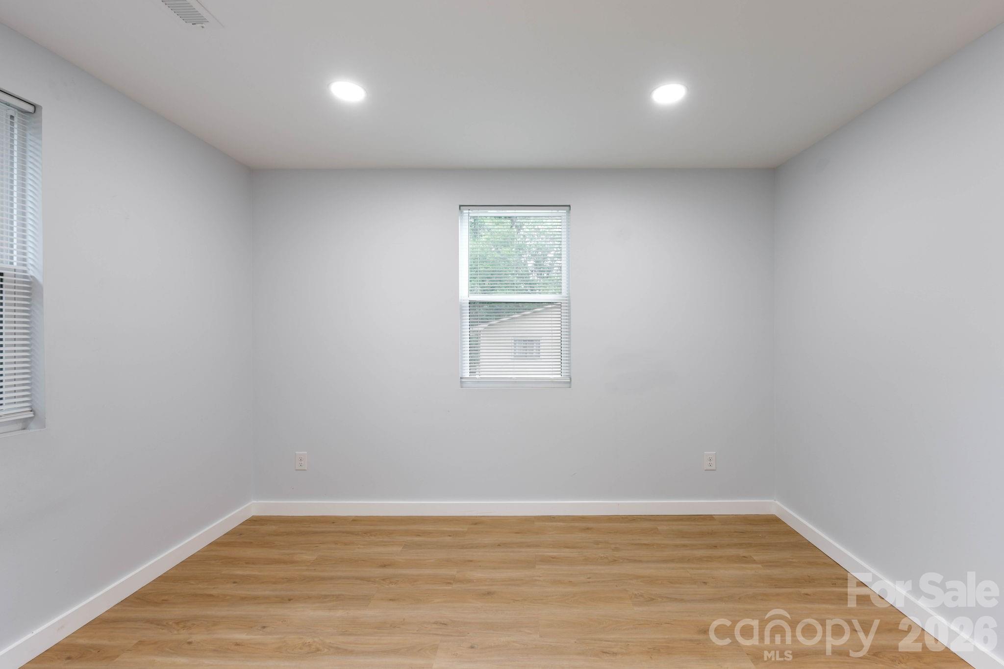 615 E Saunders Avenue — Newton
