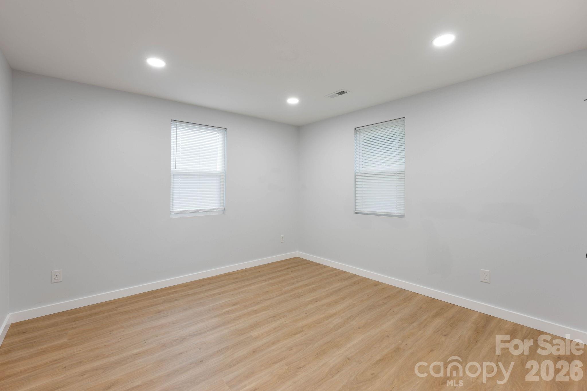 615 E Saunders Avenue — Newton