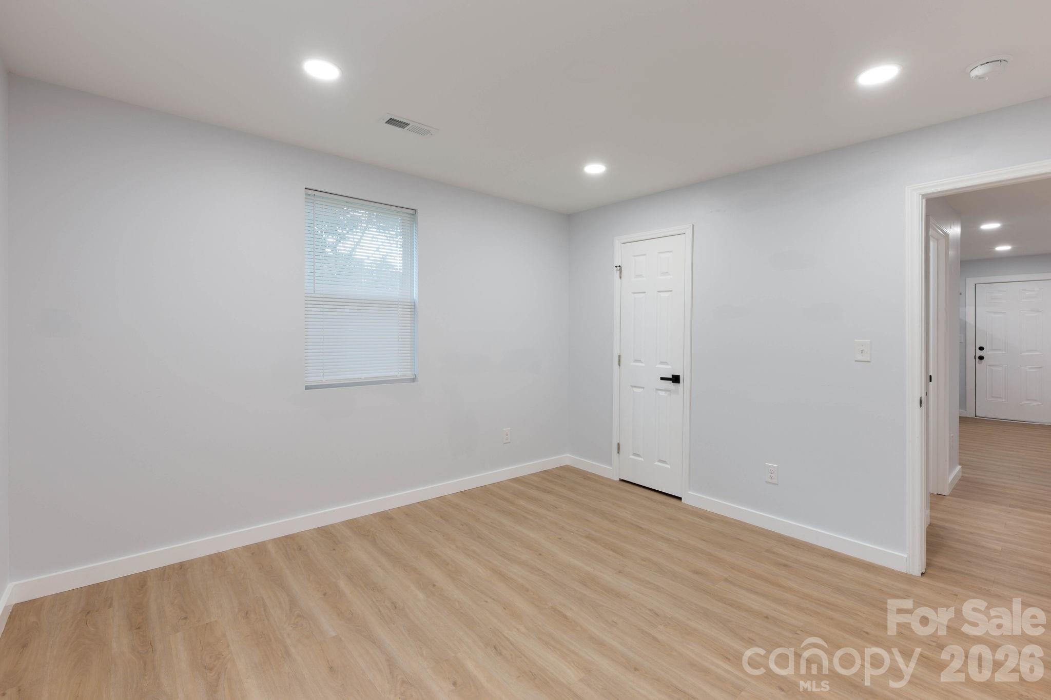 615 E Saunders Avenue — Newton