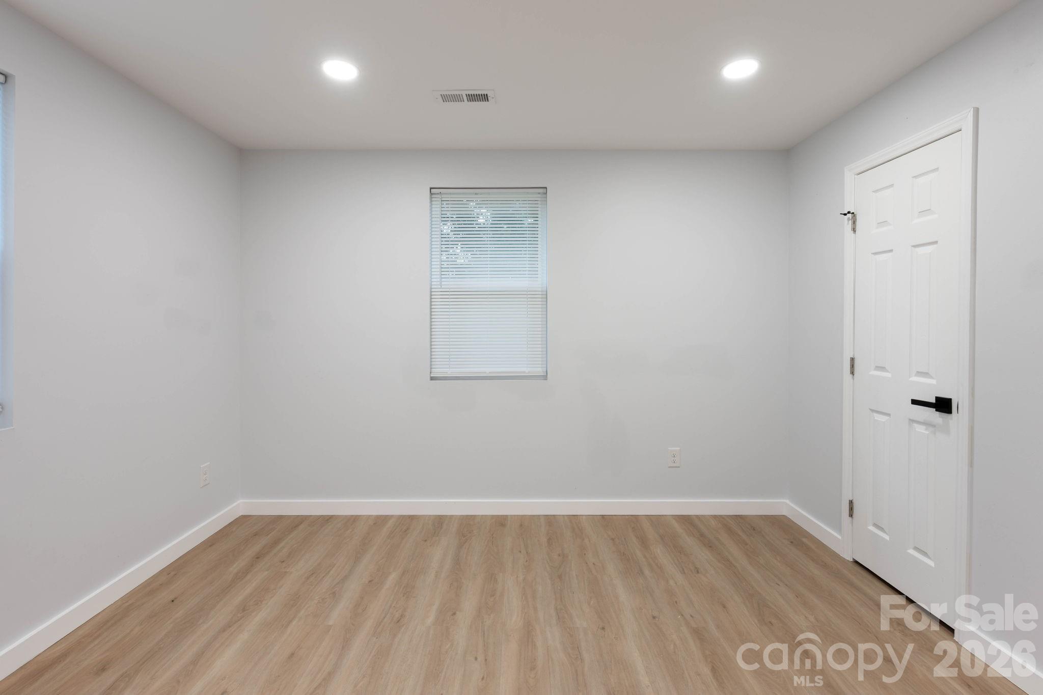 615 E Saunders Avenue — Newton