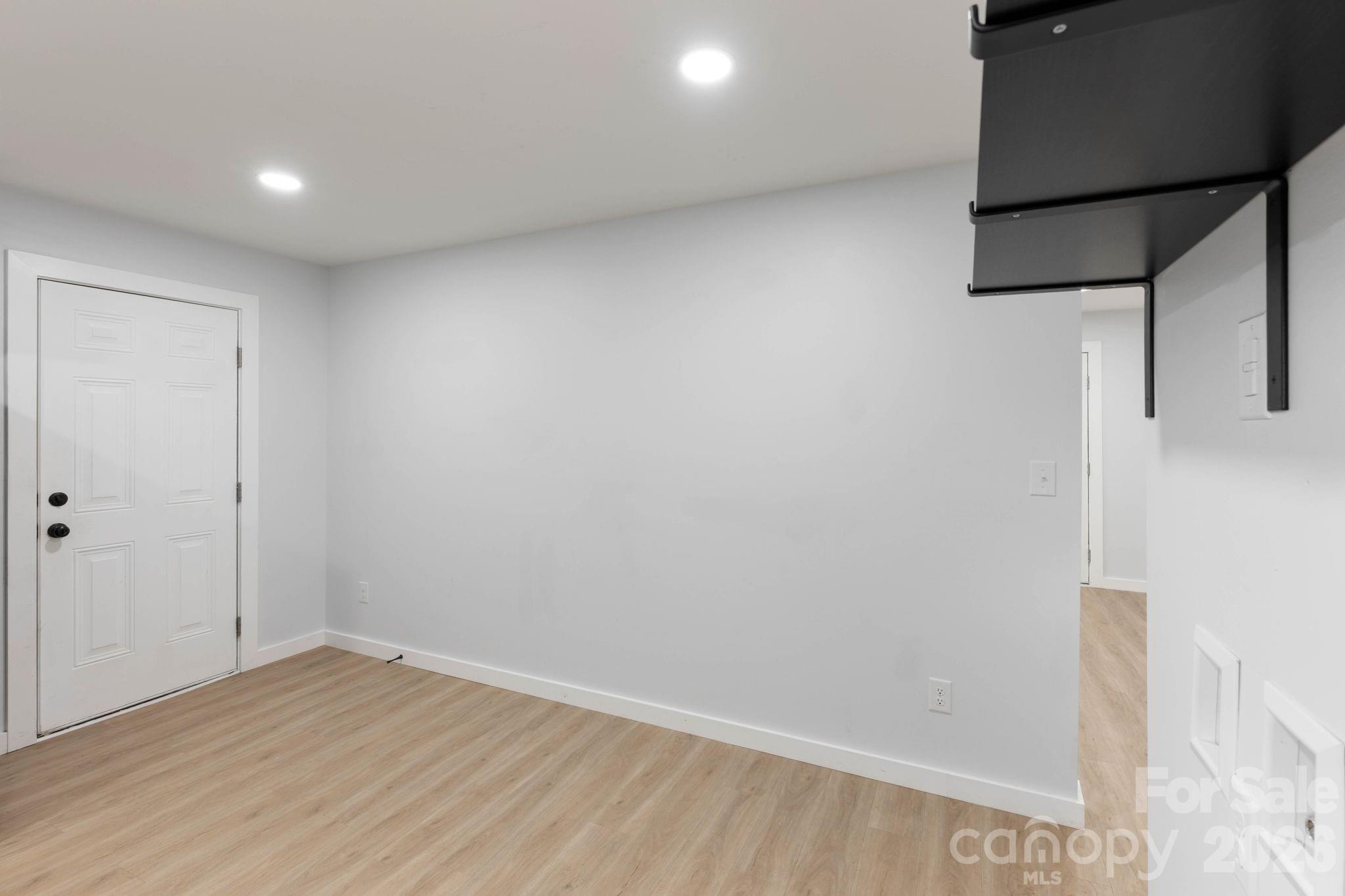 615 E Saunders Avenue — Newton