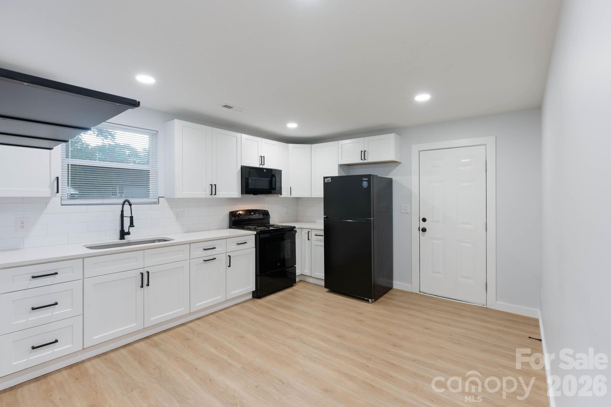 615 E Saunders Avenue — Newton