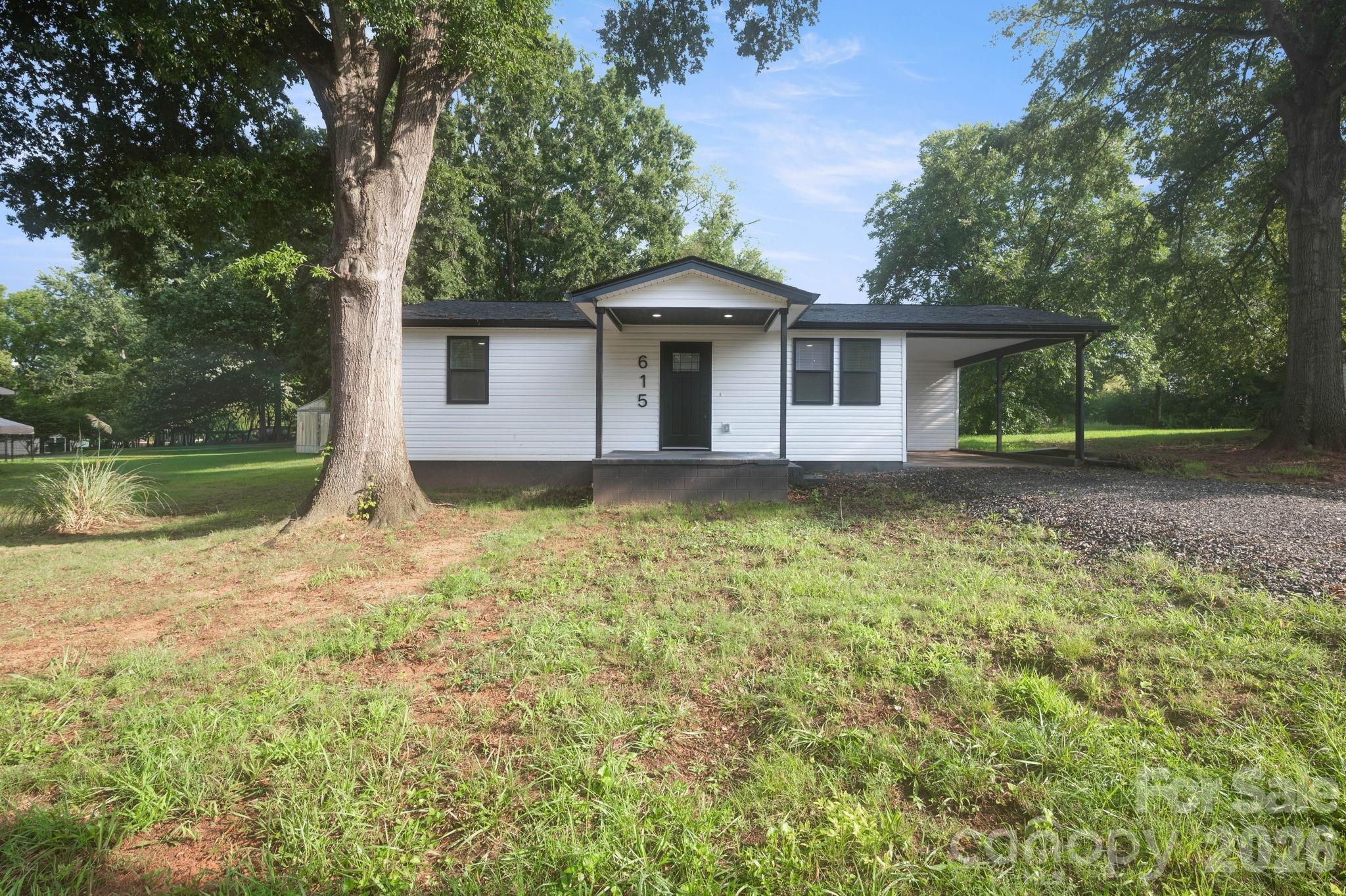615 E Saunders Avenue — Newton