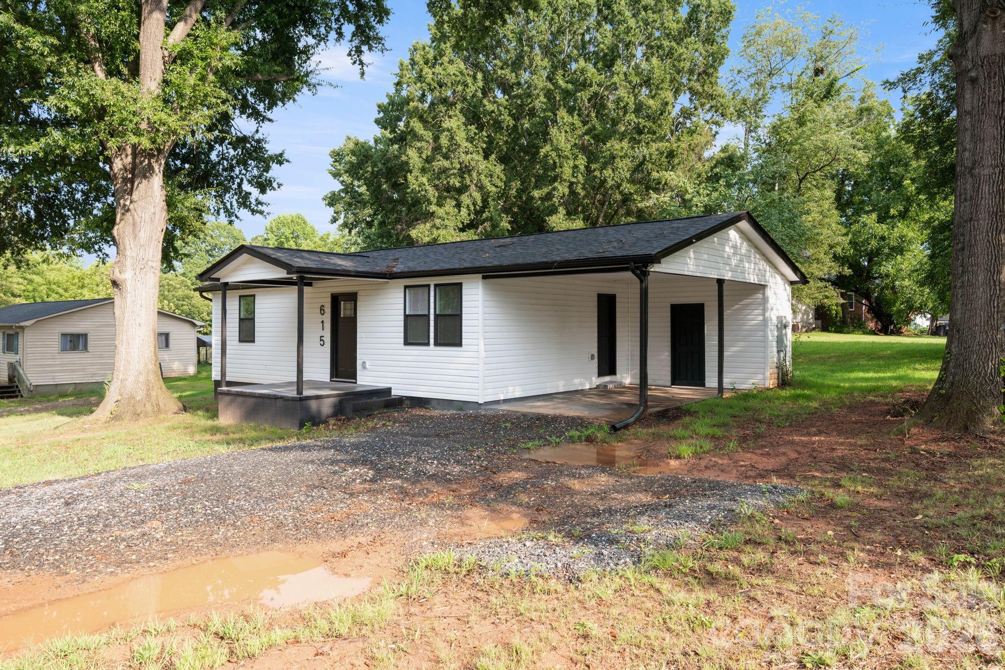 615 E Saunders Avenue — Newton