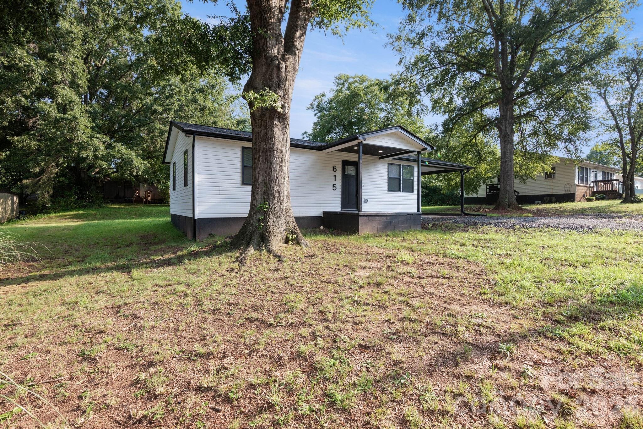 615 E Saunders Avenue — Newton