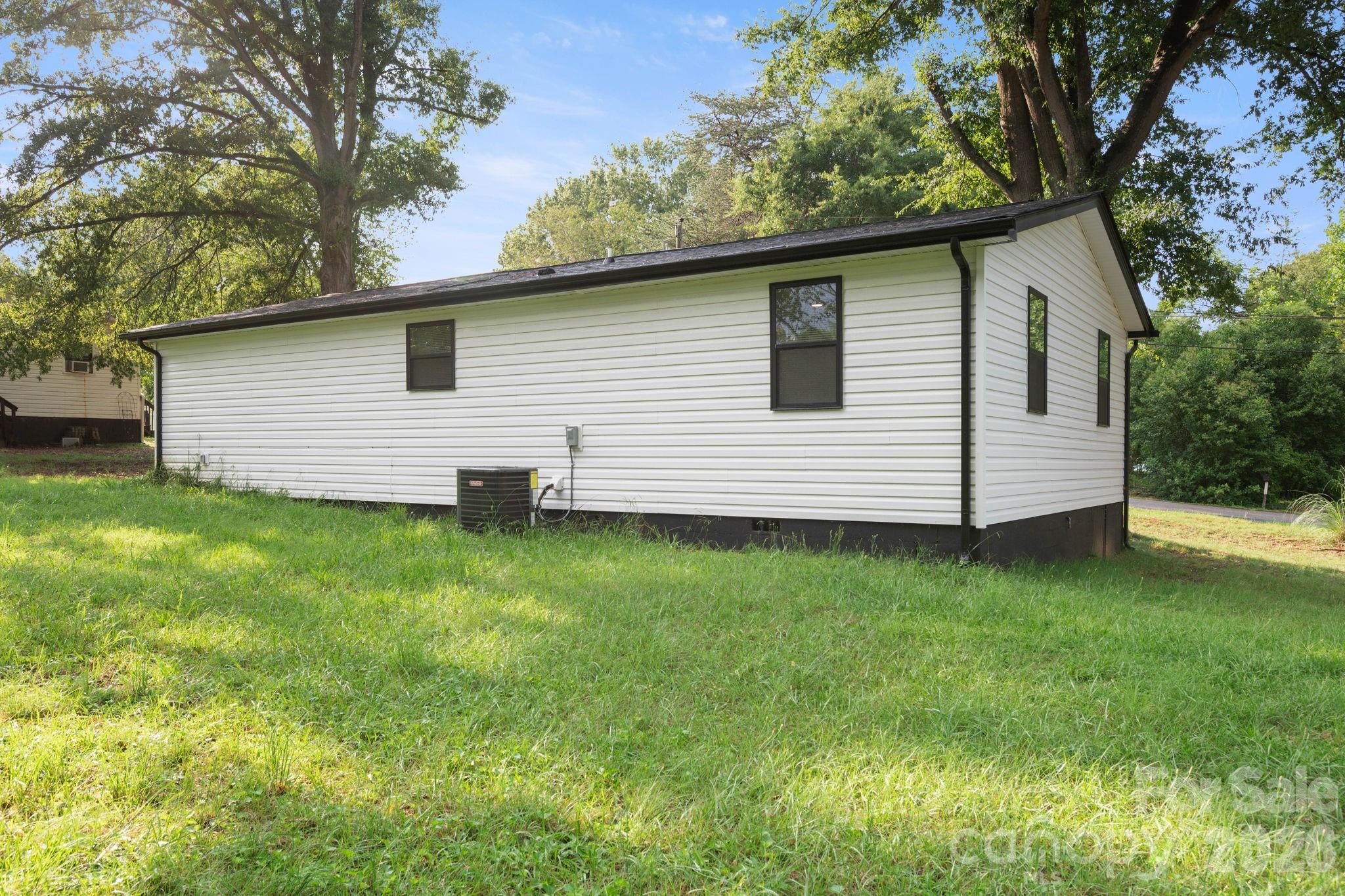 615 E Saunders Avenue — Newton