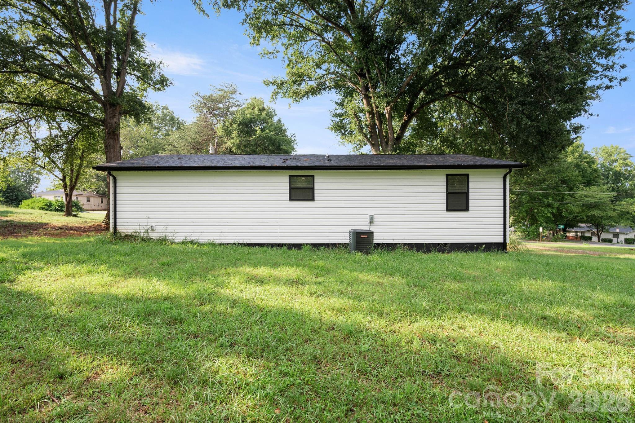 615 E Saunders Avenue — Newton